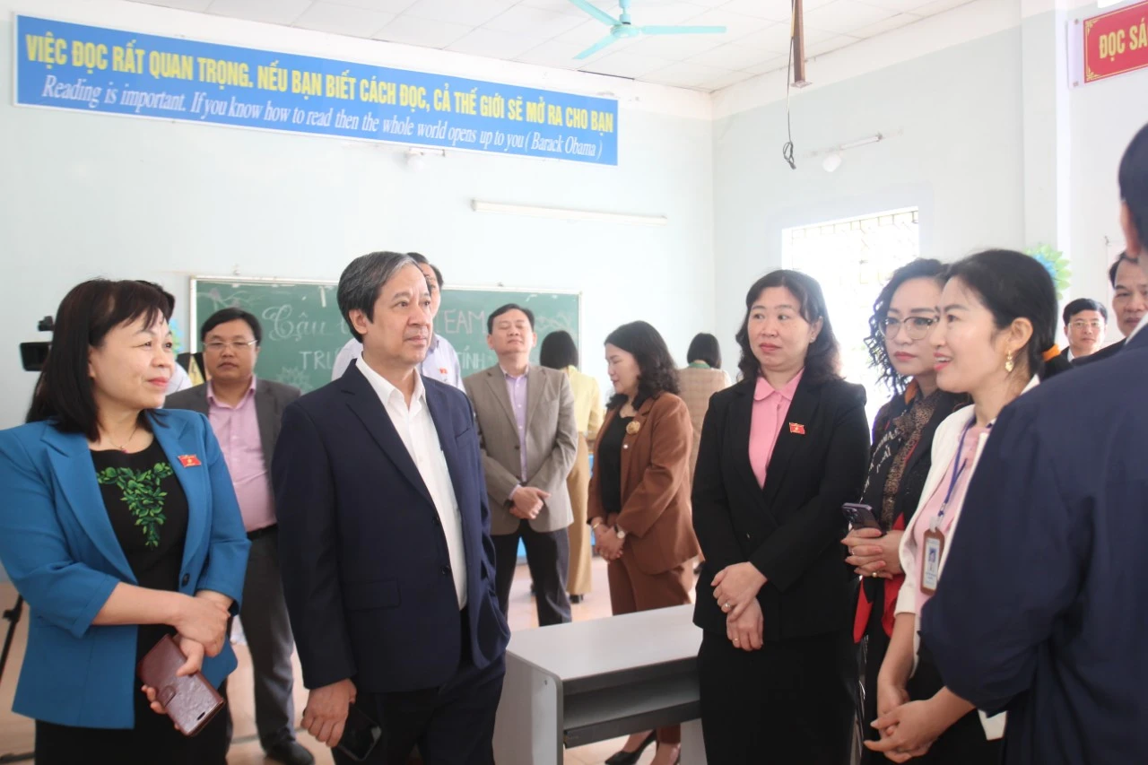 Bộ trưởng Nguyễn Kim Sơn cùng Đoàn giám sát trao đổi với cán bộ quản lý, giáo viên Trường Phổ thông DTNT tỉnh Lai Châu. Ảnh: Hà Thuận.