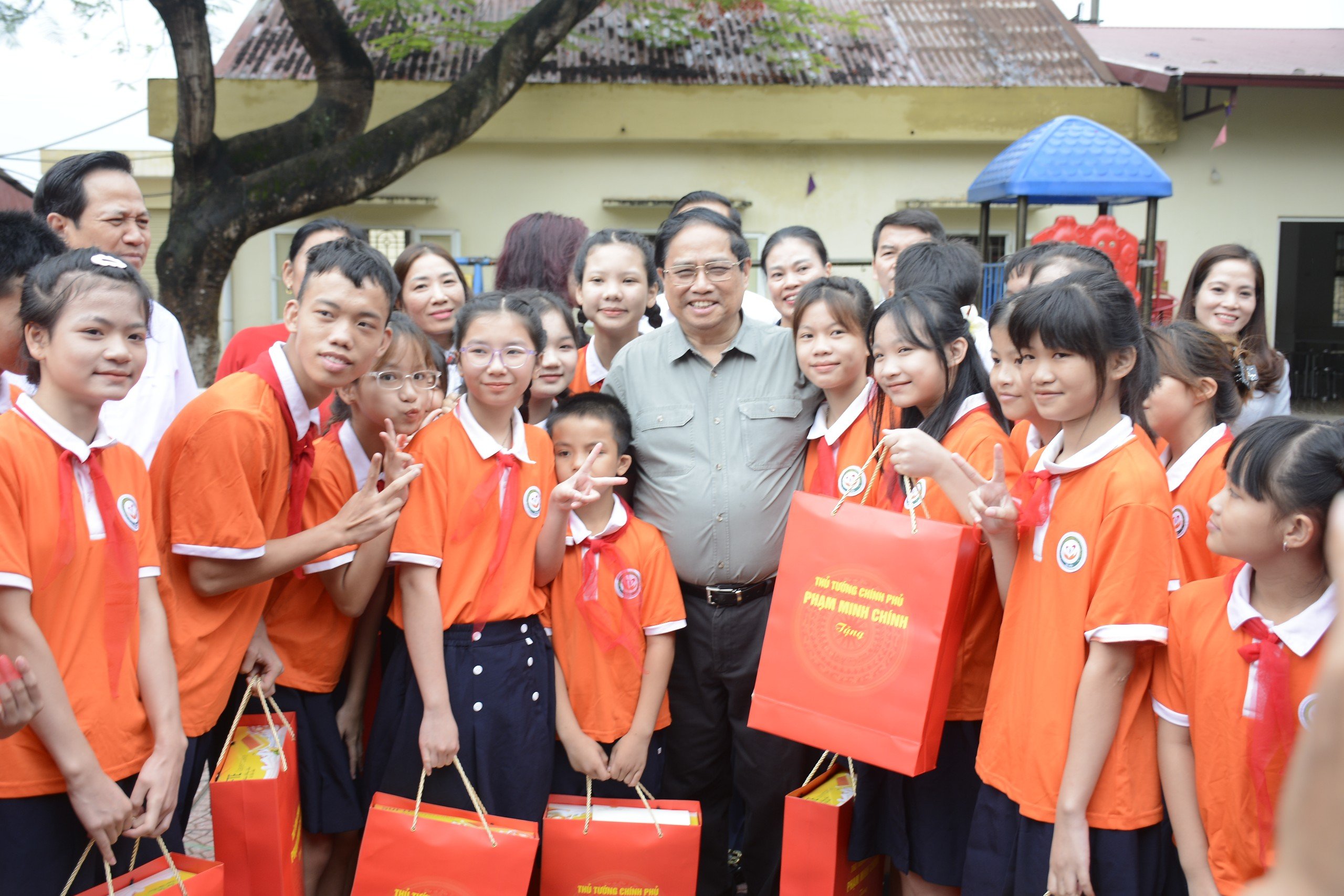 Thủ tướng thăm, tặng quà học sinh Trung tâm Nuôi dưỡng trẻ khuyết tật Hà Nội.