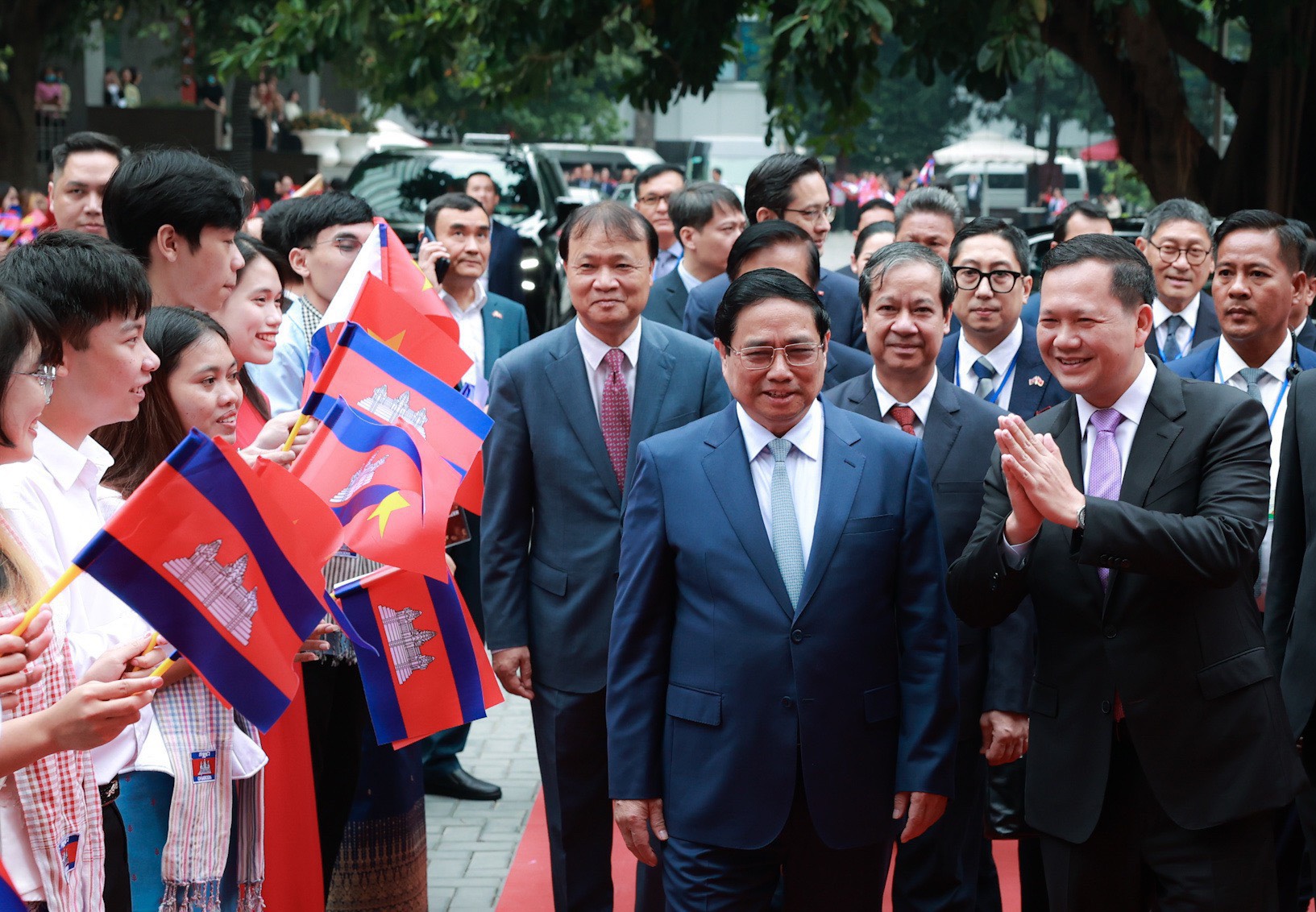 Cán bộ, sinh viên Trường ĐH Ngoại thương chào đón Thủ tướng Chính phủ Phạm Minh Chính và Thủ tướng Campuchia Samdech Moha Bovor Thipadei Hun Manet đến thăm. Cán bộ, sinh viên Trường ĐH Ngoại thương chào đón Thủ tướng Chính phủ Phạm Minh Chính và Thủ tướng Campuchia Samdech Moha Bovor Thipadei Hun Manet đến thăm.