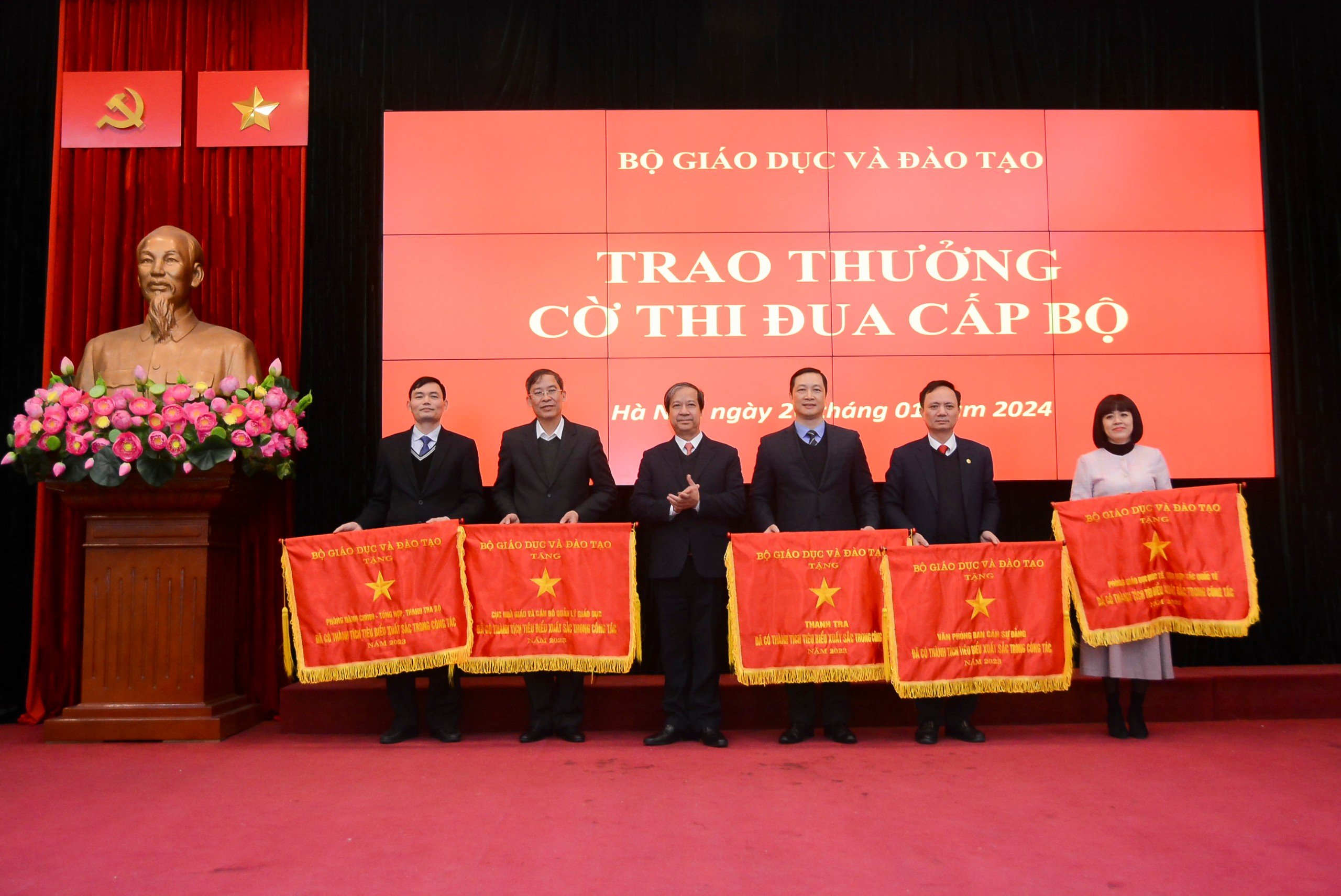 Bộ trưởng Nguyễn Kim Sơn tặng Cờ thi đua của Bộ GD&ĐT cho 5 tập thể. Bộ trưởng Nguyễn Kim Sơn tặng Cờ thi đua của Bộ GD&ĐT cho 5 tập thể.
