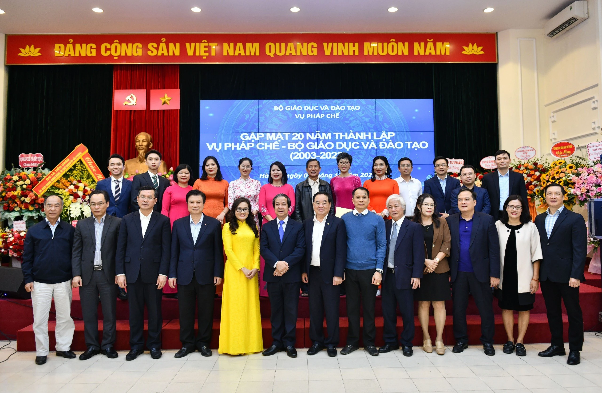 Các đại biểu chụp ảnh lưu niệm tại buổi gặp mặt.