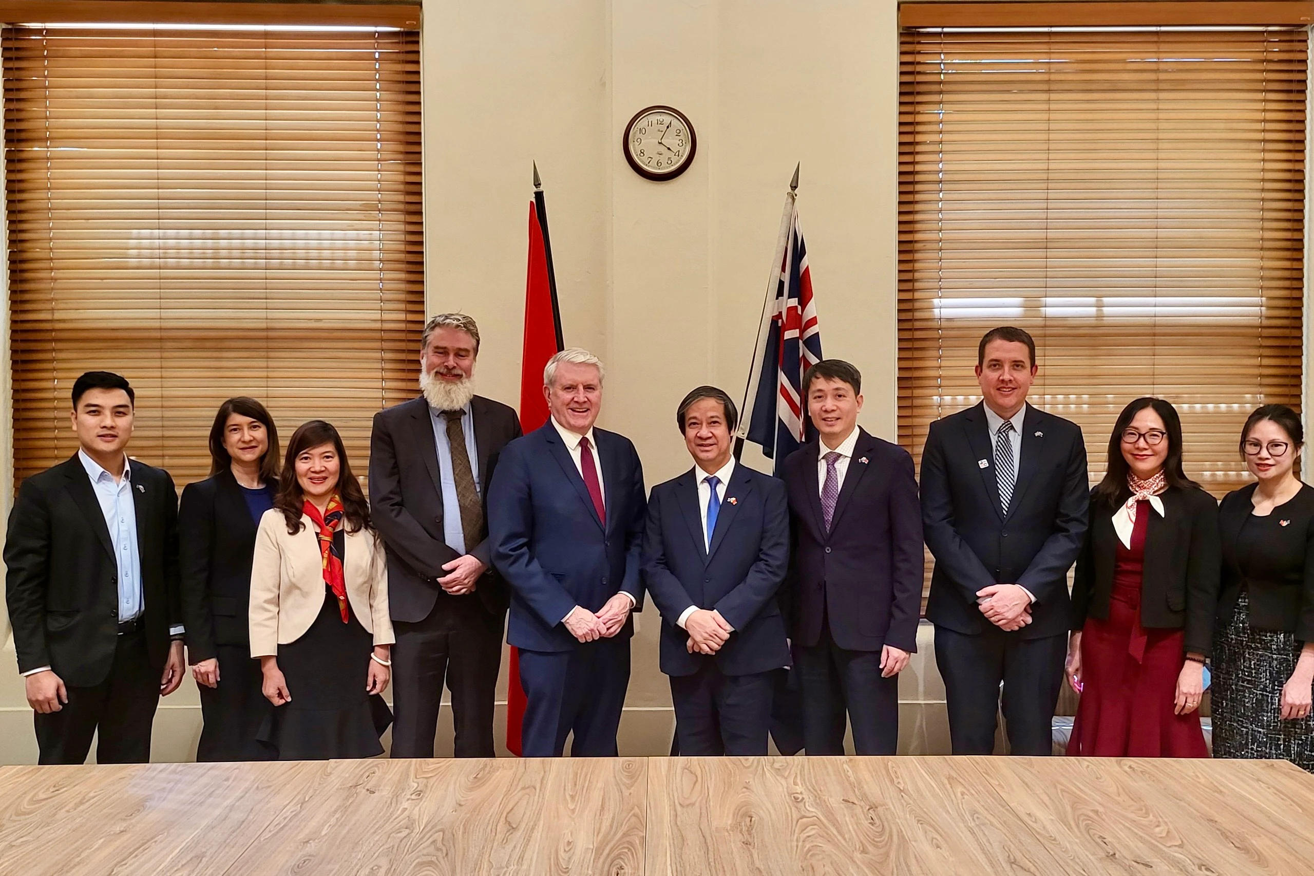 Bộ trưởng Nguyễn Kim Sơn, Bộ trưởng Brendan O'Connor và các thành viên hai bên tại buổi làm việc