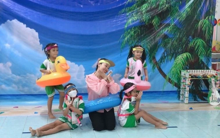 Cô Lê Thị Thanh Tâm và trẻ Trường Mầm non Hướng Dương (Tam Bình, Vĩnh Long) trong tiết mục biểu diễn văn nghệ.