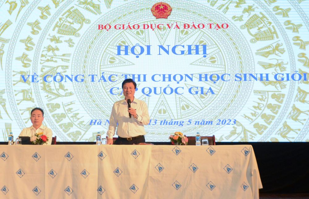 Thứ trưởng Bộ GD&amp;ĐT Nguyễn Hữu Độ điều hành thảo luận tại Hội nghị. (Ảnh: Xuân Nhi)