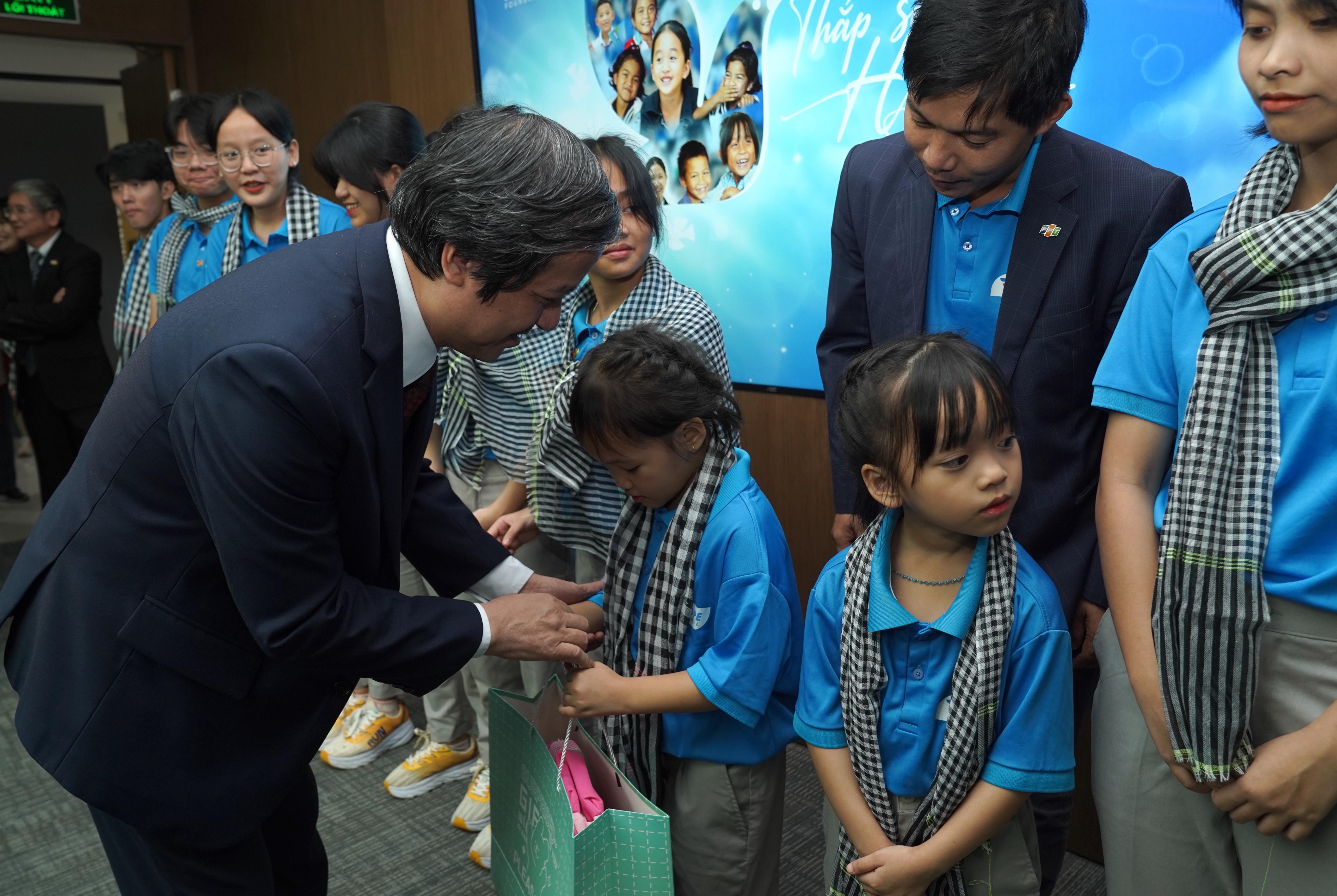 Bộ trưởng Bộ GD&ĐT Nguyễn Kim Sơn trao quà cho trẻ mồ côi vì Covid-19 của trường Hy Vọng. Bộ trưởng Bộ GD&ĐT Nguyễn Kim Sơn trao quà cho trẻ mồ côi vì Covid-19 của trường Hy Vọng.