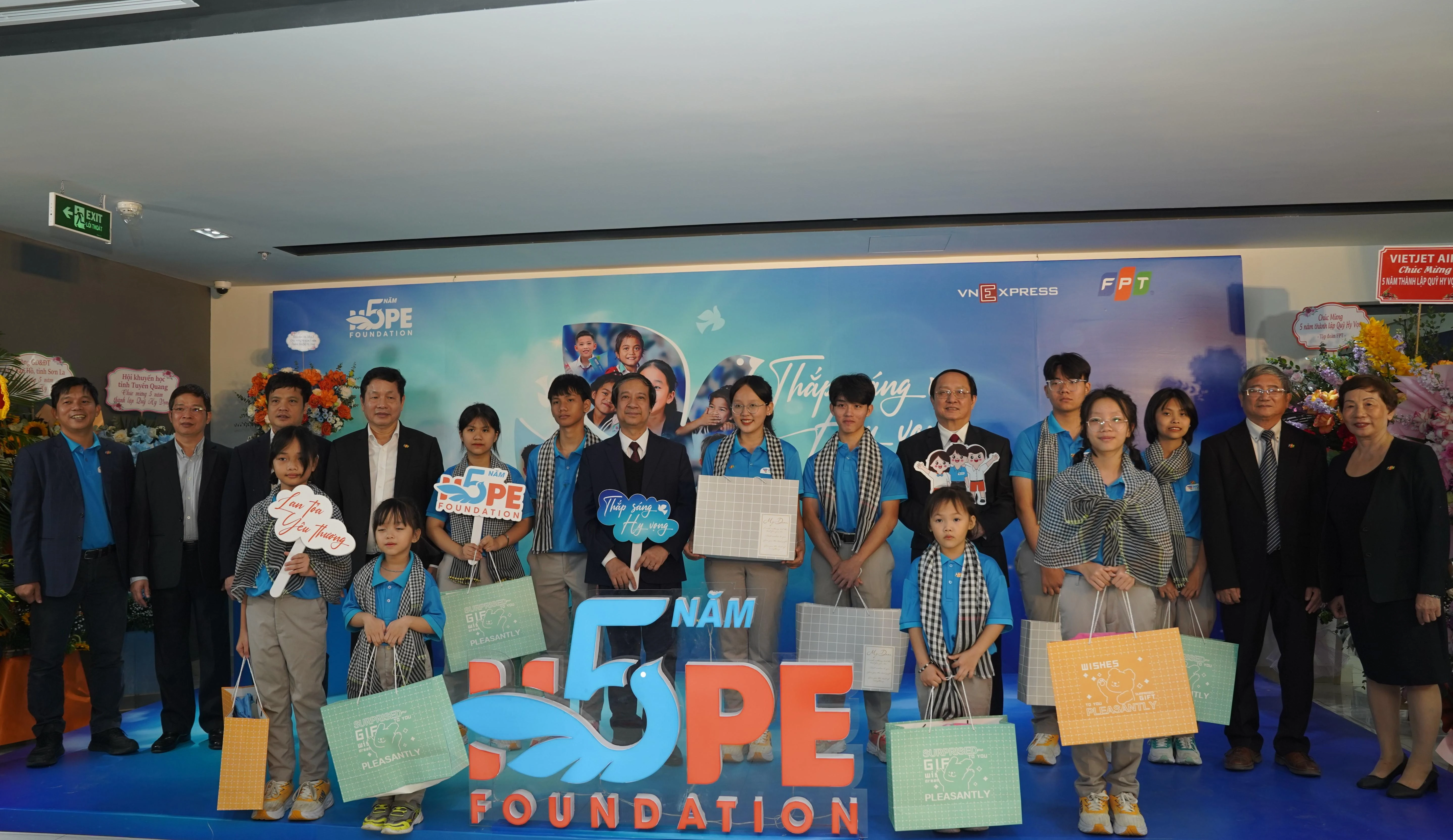 Bộ trưởng Bộ GD&amp;ĐT Nguyễn Kim Sơn, Bộ trưởng Bộ Khoa học và Công nghệ Huỳnh Thành Đạt chụp ảnh lưu niệm cùng trẻ trường Hy vọng.