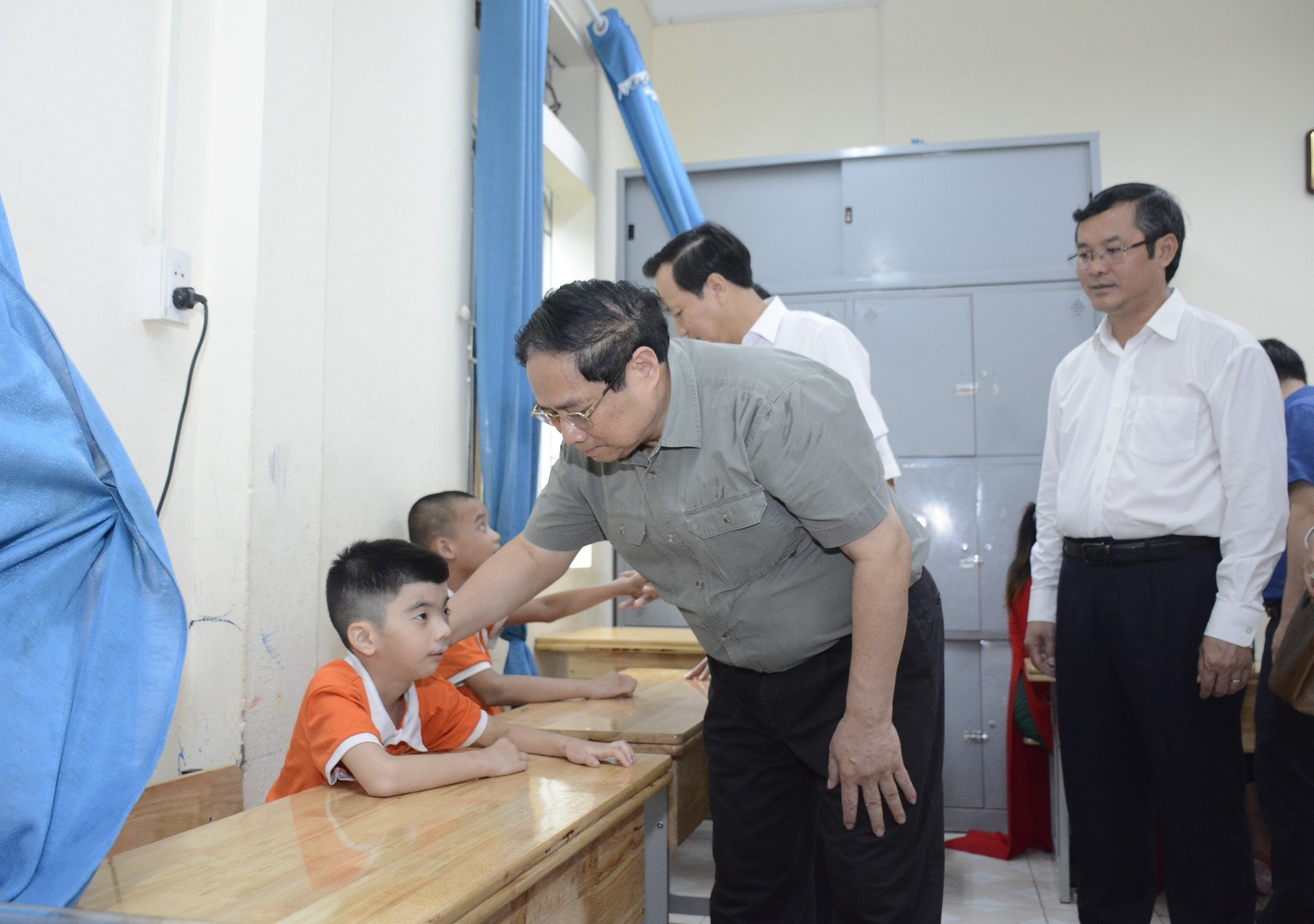 Thủ tướng thăm hỏi, trò chuyện với học sinh tại Trung tâm Nuôi dưỡng trẻ khuyết tật Hà Nội.