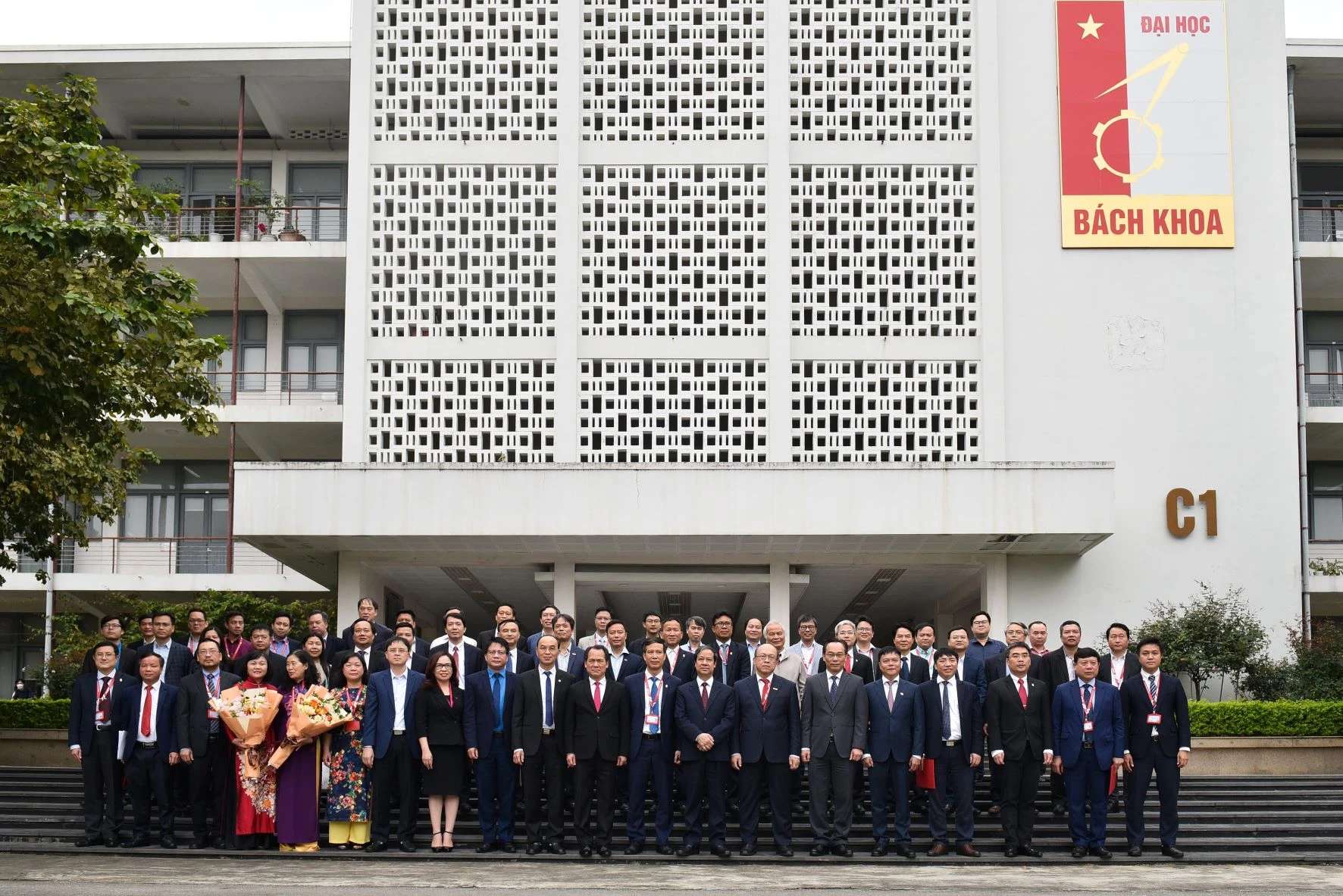 Bộ trưởng Nguyễn Kim Sơn, Thứ trưởng Hoàng Minh Sơn và các đại biểu chụp ảnh lưu niệm tại Đại học Bách khoa Hà Nội.