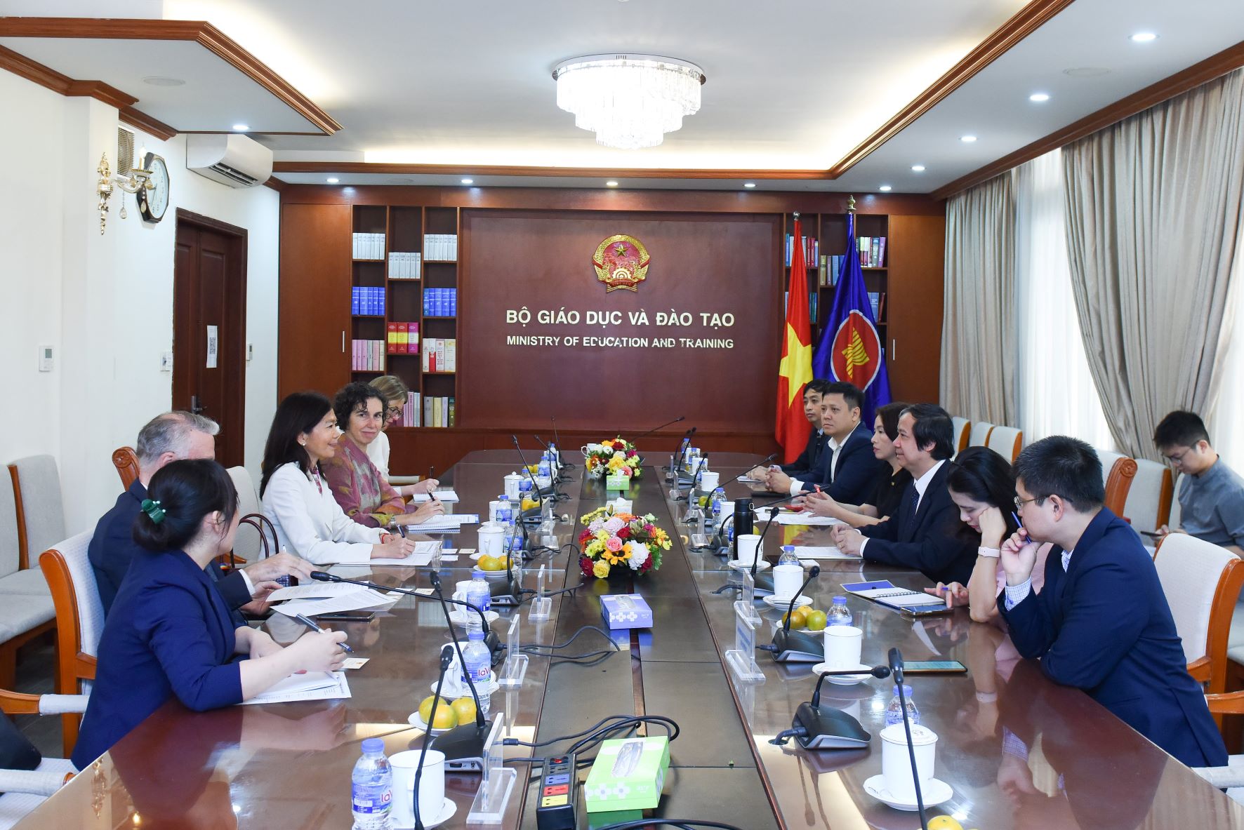 Quang cảnh buổi tiếp. Quang cảnh buổi tiếp.