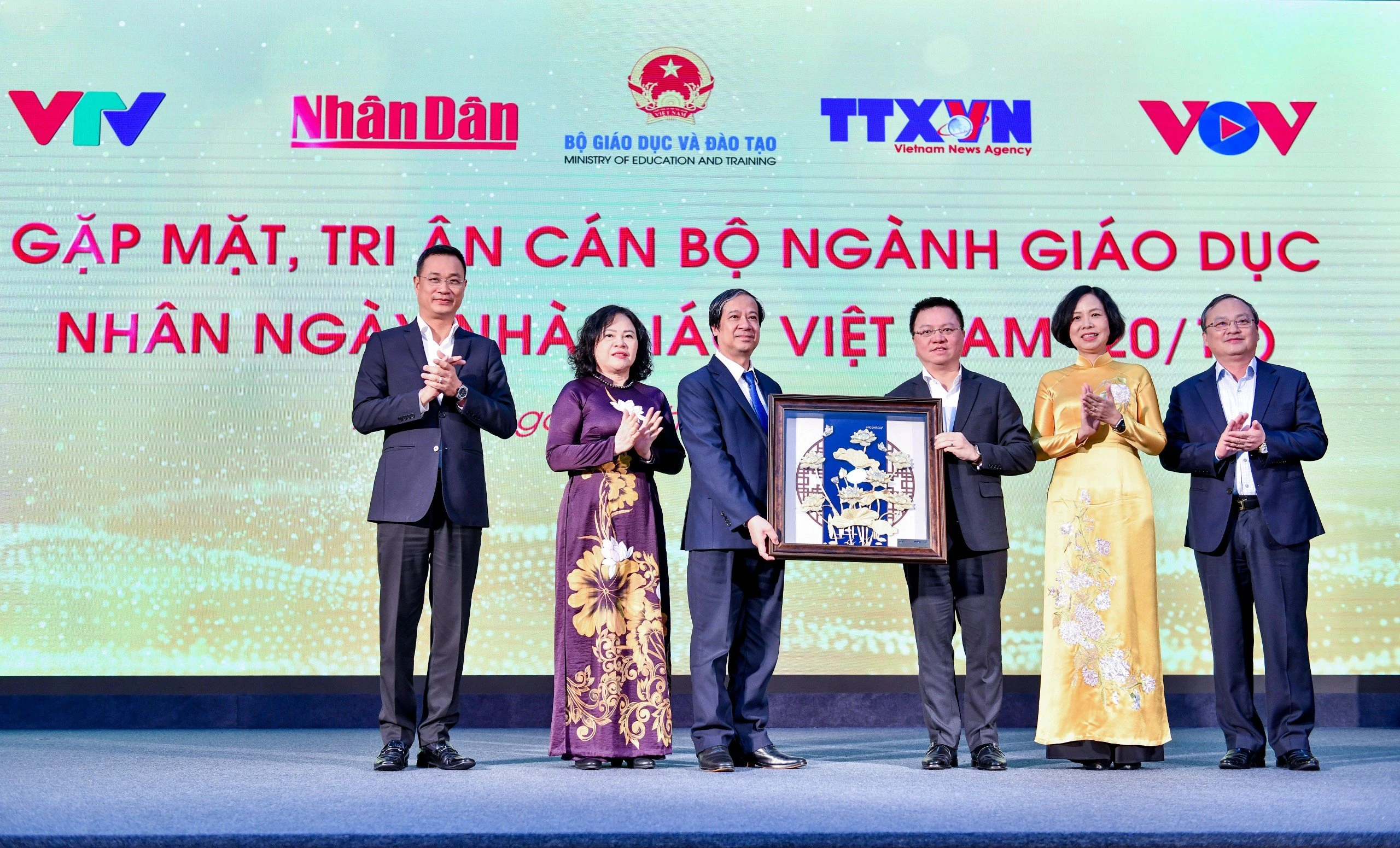Lãnh đạo 4 cơ quan báo chí chúc mừng Lãnh đạo Bộ GD&amp;ĐT nhân ngày Nhà giáo Việt Nam.