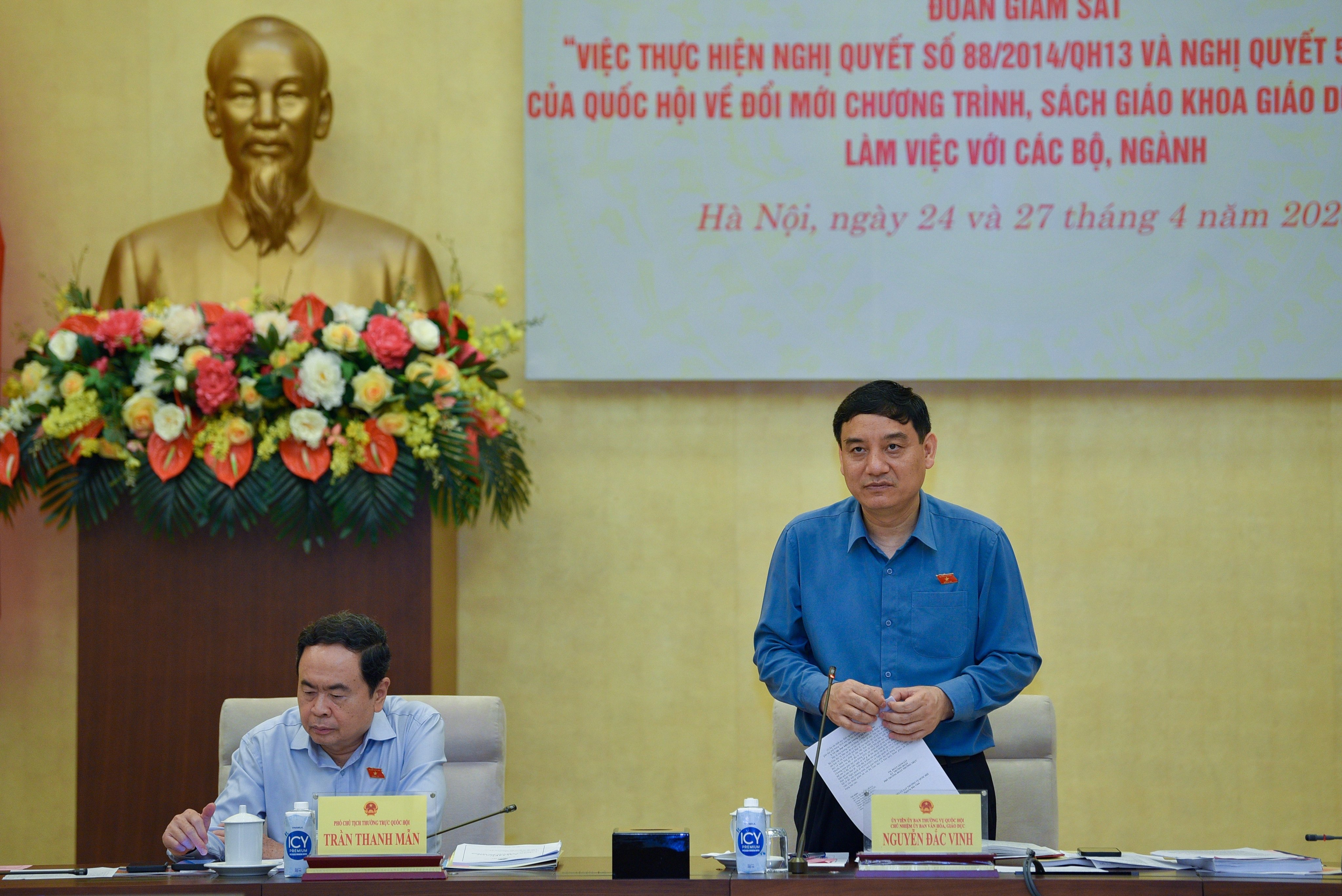 Ông Nguyễn Đắc Vinh, Chủ nhiệm Ủy ban Văn hóa, Giáo dục của Quốc hội nhận định: các báo cáo cơ bản được chuẩn bị nghiêm túc, đúng tiến độ, bám sát đề cương. Ông Nguyễn Đắc Vinh, Chủ nhiệm Ủy ban Văn hóa, Giáo dục của Quốc hội nhận định: các báo cáo cơ bản được chuẩn bị nghiêm túc, đúng tiến độ, bám sát đề cương.