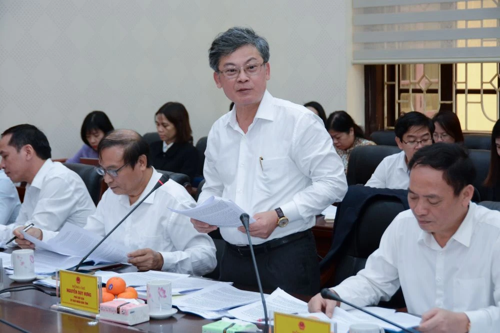 Ông Nguyễn Duy Hưng, Phó Chủ tịch UBND tỉnh báo cáo đoàn Giám sát.