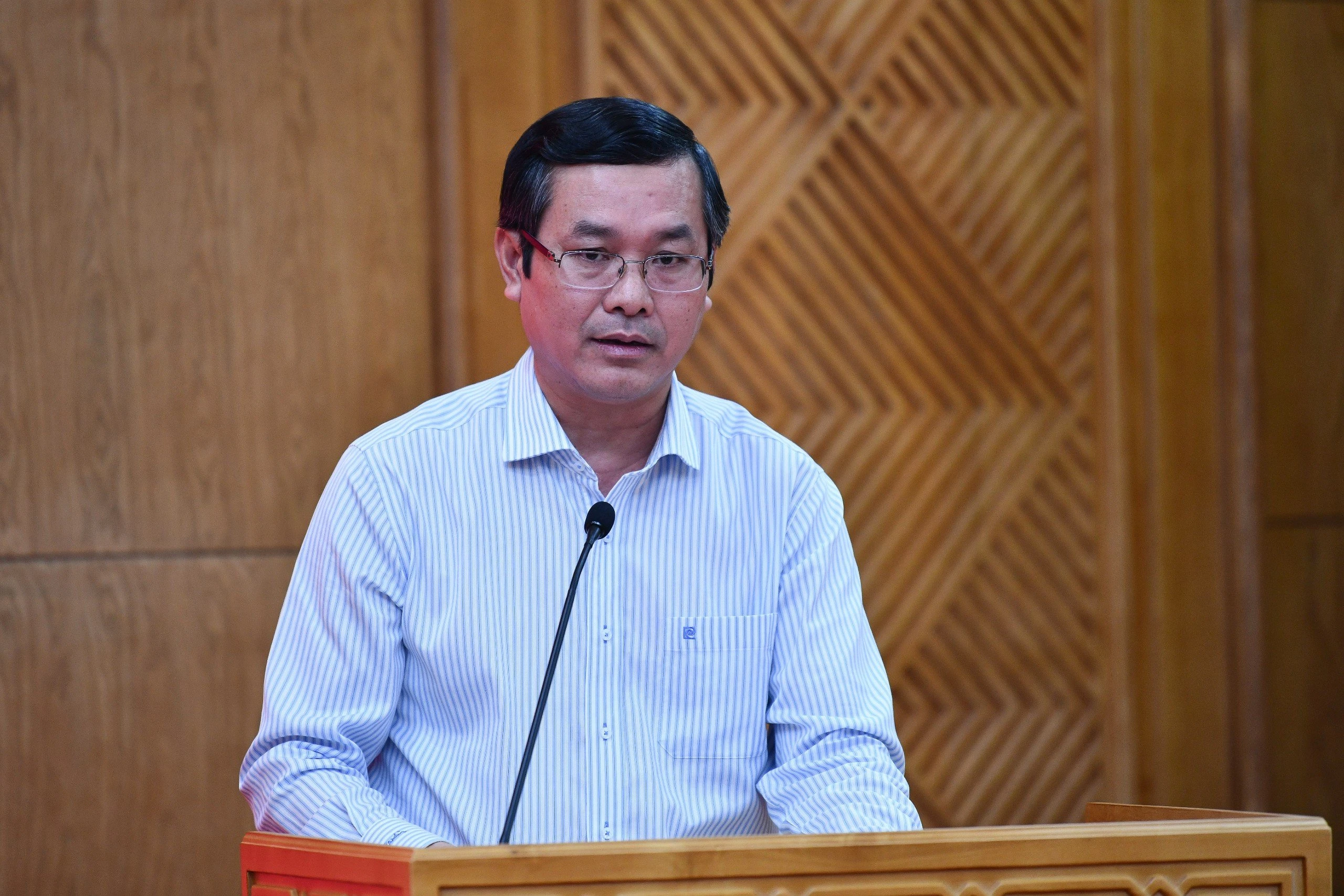 Thứ trưởng Bộ GD&ĐT Nguyễn Văn Phúc báo cáo quá trình tiến hành tổng kết 10 năm thực hiện Nghị quyết 29.