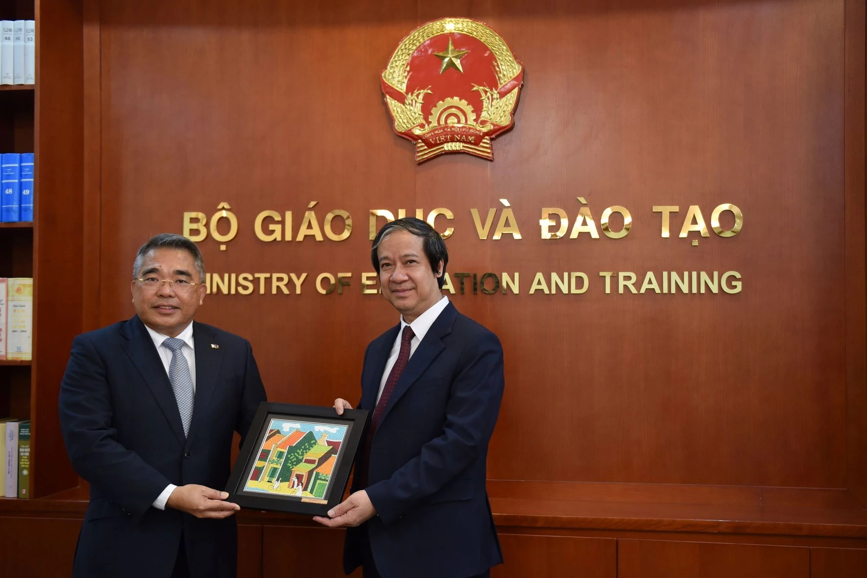 Bộ trưởng Nguyễn Kim Sơn và ngài Meynardo Los Banos Montealegre trao quà lưu niệm.