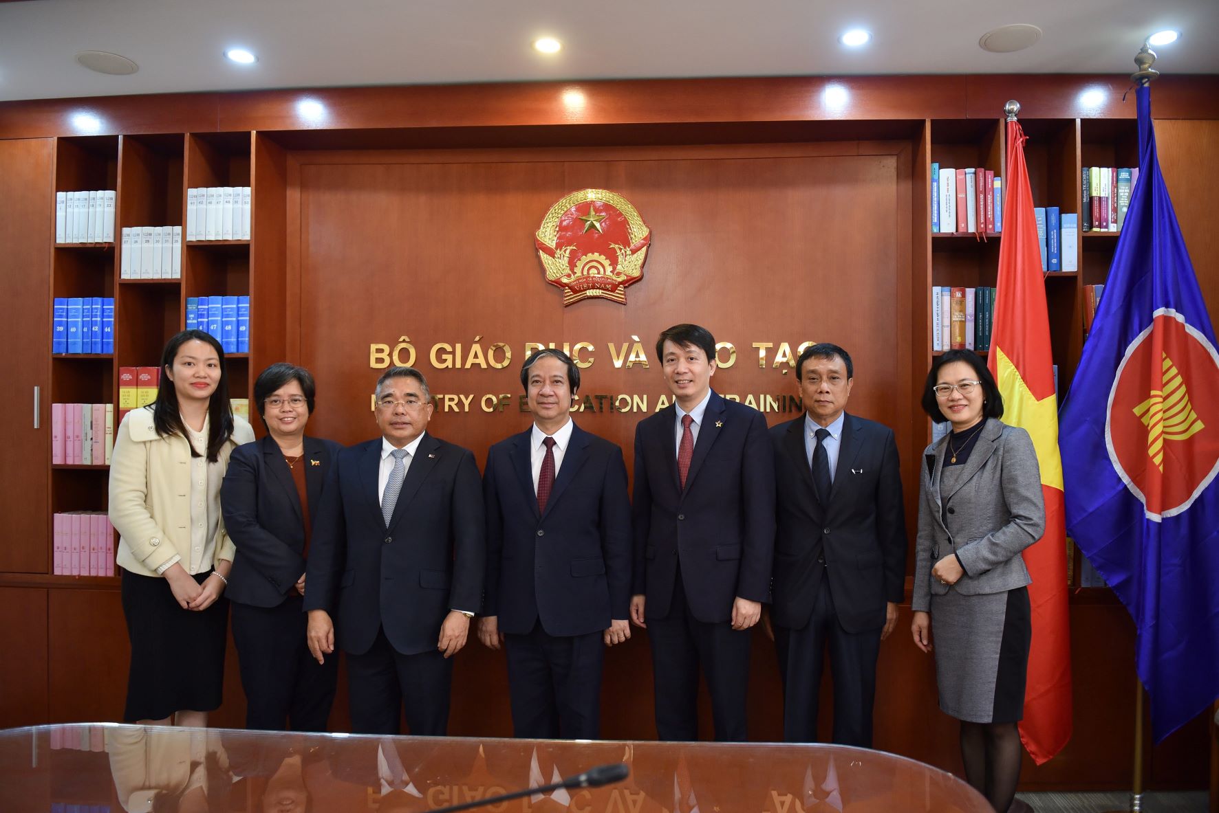 Hai bên chụp ảnh lưu niệm tại buổi tiếp. Hai bên chụp ảnh lưu niệm tại buổi tiếp.
