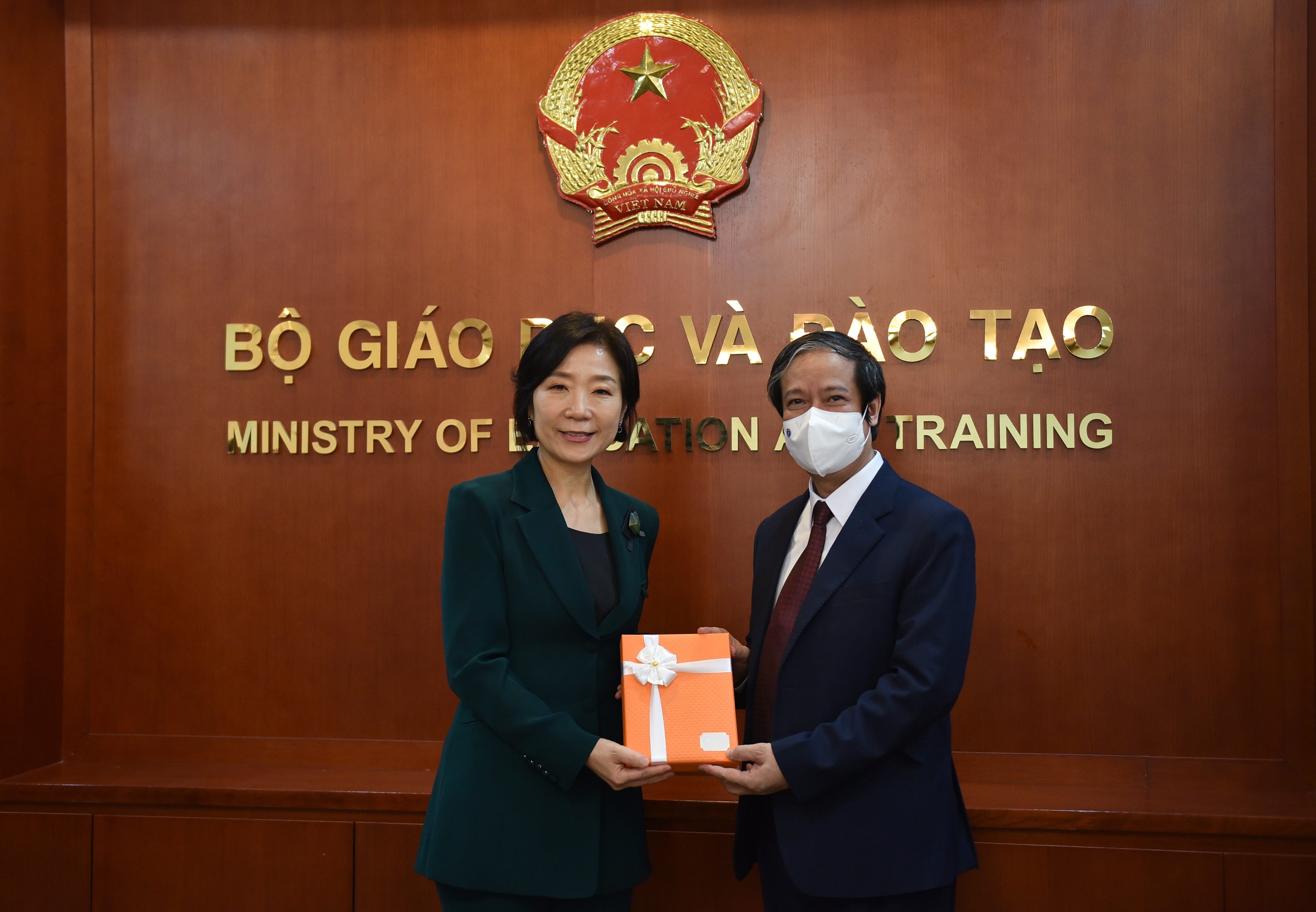 Bộ trưởng Nguyễn Kim Sơn và bà Oh Young Ju - Đại sứ Hàn Quốc tại Việt Nam tặng quà lưu niệm nhân buổi gặp, làm việc.