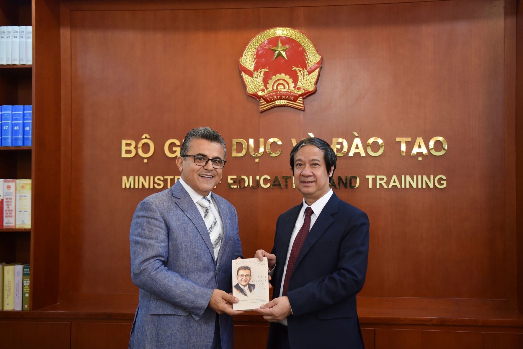 Ngài Saadi Salama tặng Bộ trưởng Nguyễn Kim Sơn cuốn sách "Câu chuyện Việt Nam của tôi" do chính ngài Đại sứ là tác giả. Ngài Saadi Salama tặng Bộ trưởng Nguyễn Kim Sơn cuốn sách "Câu chuyện Việt Nam của tôi" do chính ngài Đại sứ là tác giả.