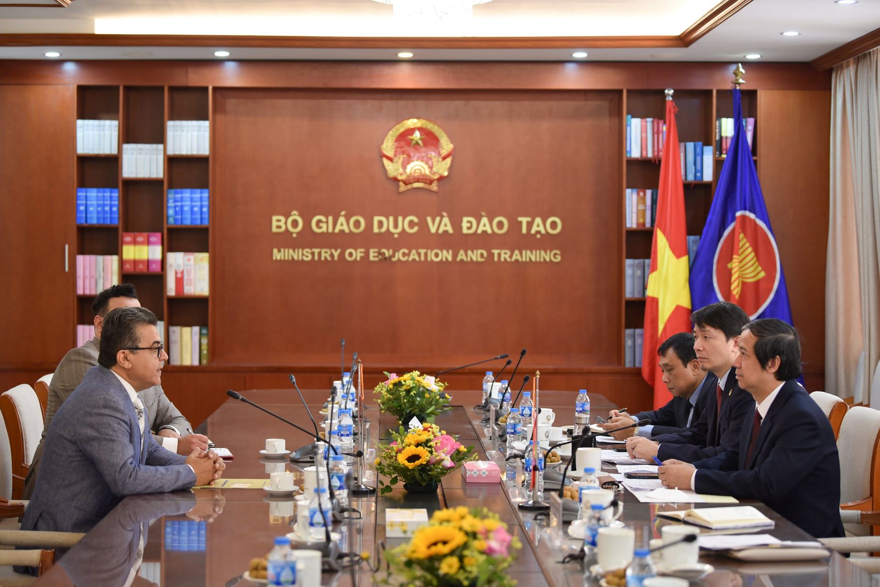 Quang cảnh buổi tiếp. Quang cảnh buổi tiếp.