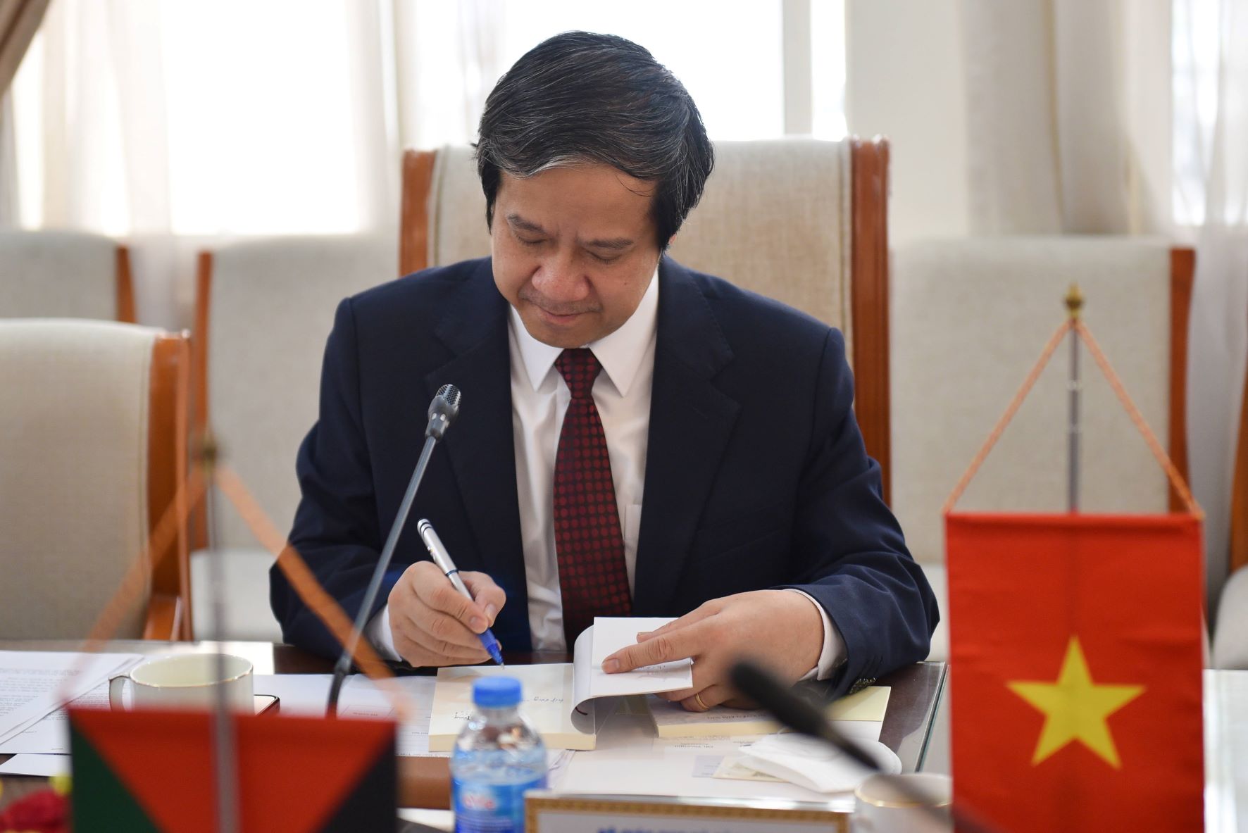 Bộ trưởng Nguyễn Kim Sơn viết lưu niệm trong cuốn sách tặng ngài Đại sứ. Bộ trưởng Nguyễn Kim Sơn viết lưu niệm trong cuốn sách tặng ngài Đại sứ.