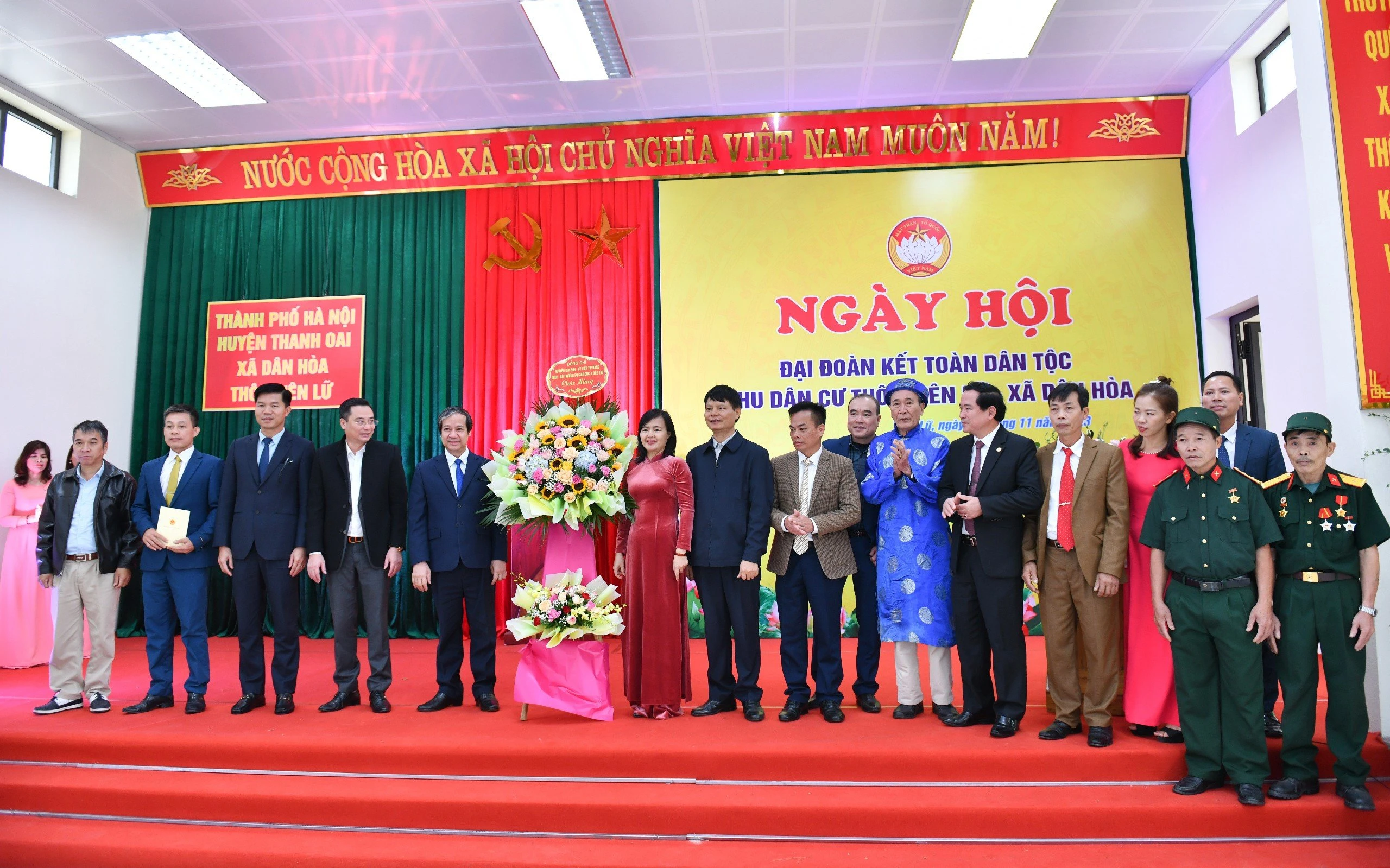 Bộ trưởng Bộ GD&amp;ĐT Nguyễn Kim Sơn tặng hoa chúc mừng Ban Công tác Mặt trận thôn Tiên Lữ.