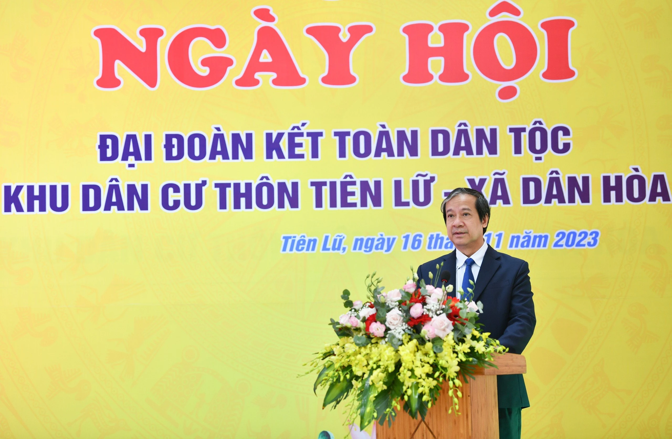 Bộ trưởng Bộ GD&amp;ĐT Nguyễn Kim Sơn mong các hộ gia đình phát huy tinh thần đoàn kết, tương thân tương ái, đồng lòng vượt qua khó khăn, thách thức.