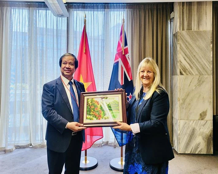 Bộ trưởng Nguyễn Kim Sơn tặng quà lưu niệm cho Bộ trưởng Penny Simmonds.