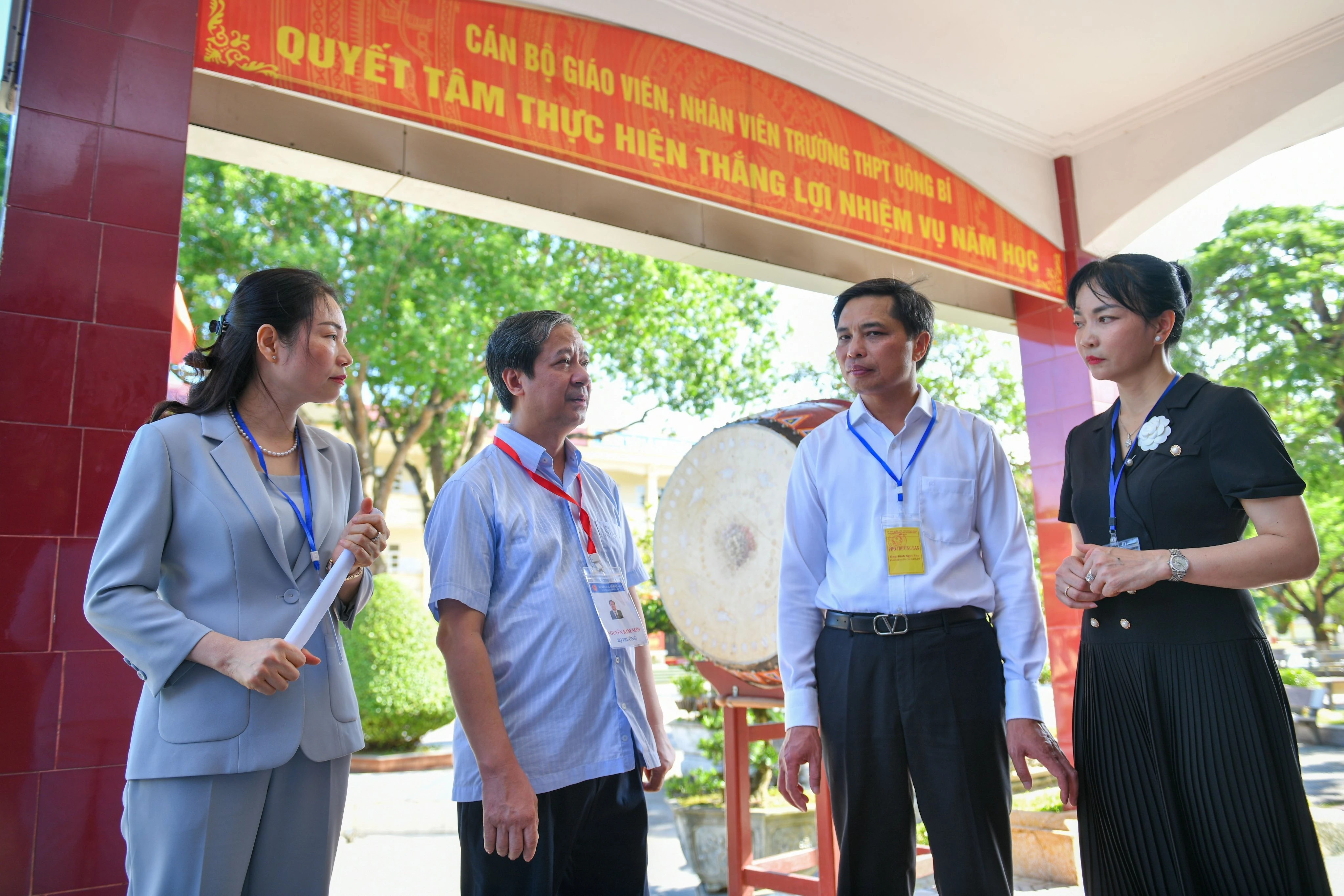 Bộ trưởng Nguyễn Kim Sơn kiểm tra công tác coi thi tại điểm thi Trường THPT Uông Bí.