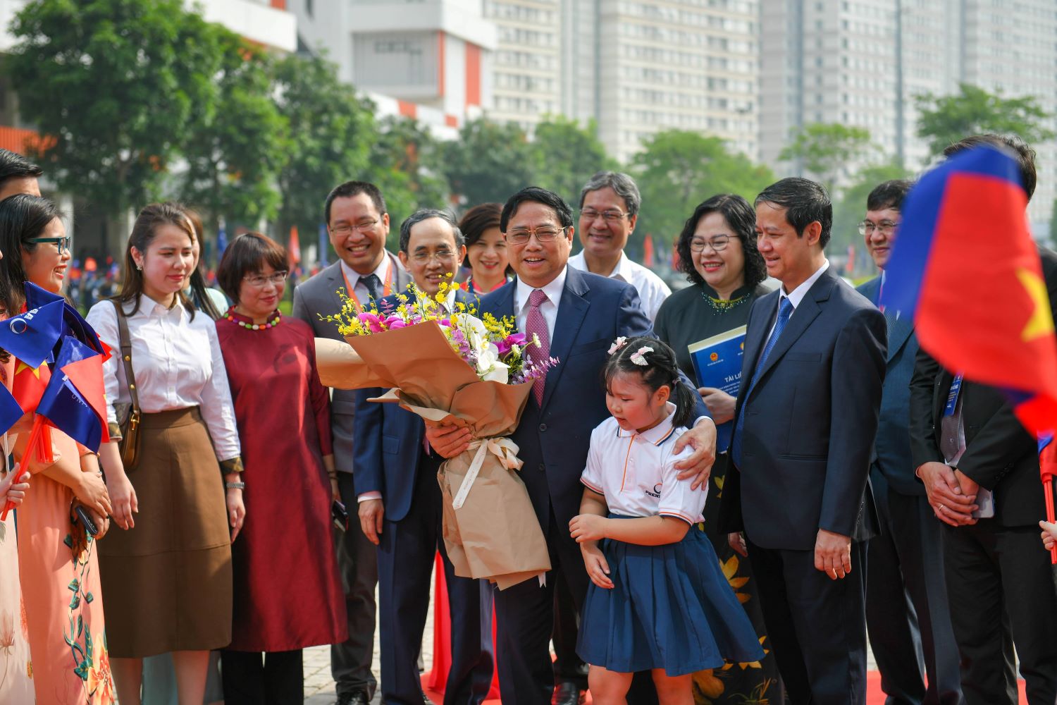 Thủ tướng Phạm Minh Chính, Bộ trưởng Bộ GD&ĐT Nguyễn Kim Sơn, Thứ trưởng Bộ GD&ĐT Ngô Thị Minh và các đại biểu đến dự Lễ phát động Phong trào “Cả nước thi đua xây dựng xã hội học tập, đẩy mạnh học tập suốt đời giai đoạn 2023 - 2030”.