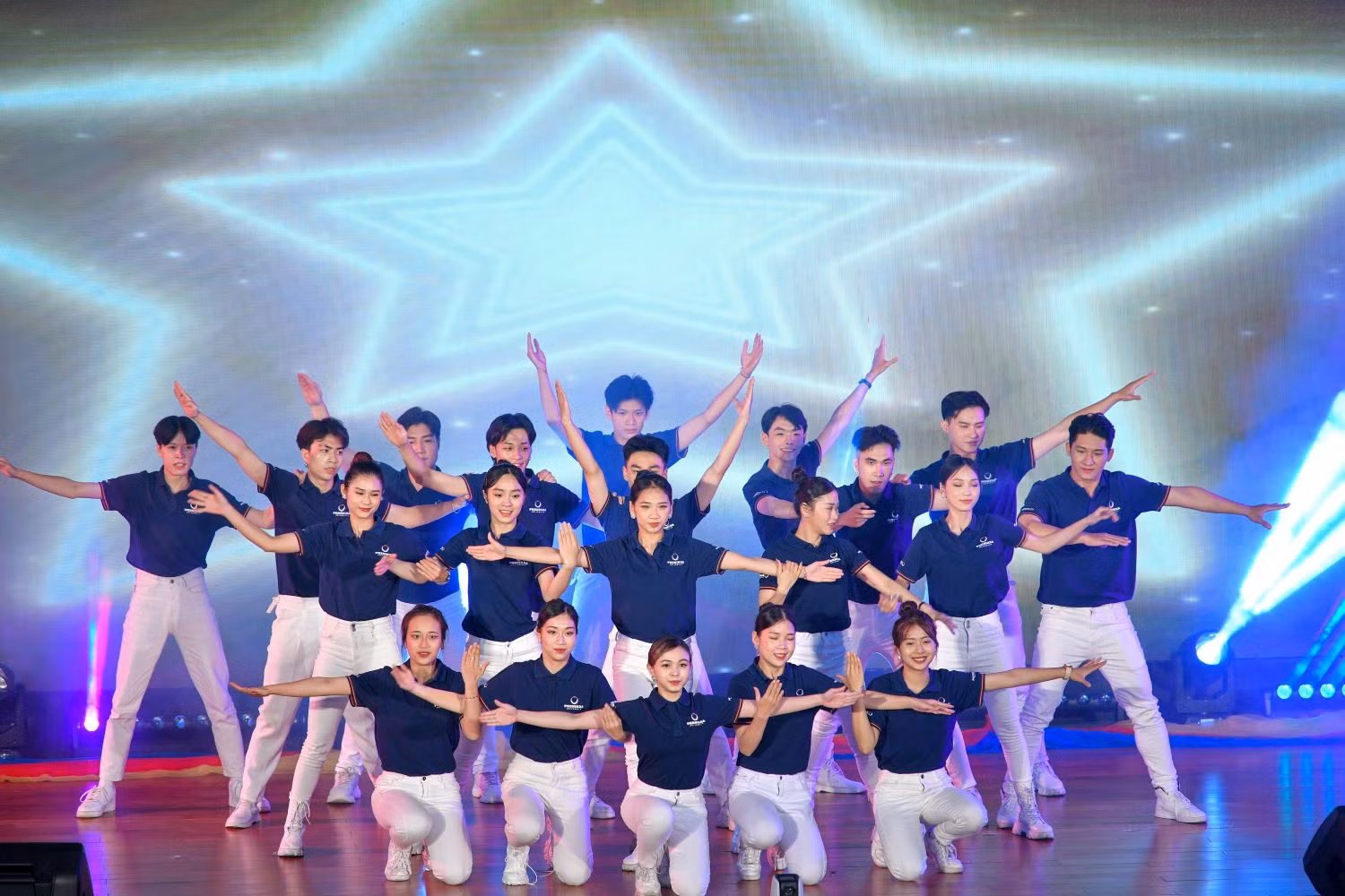 Tiết mục văn nghệ chào mừng Lễ phát động.