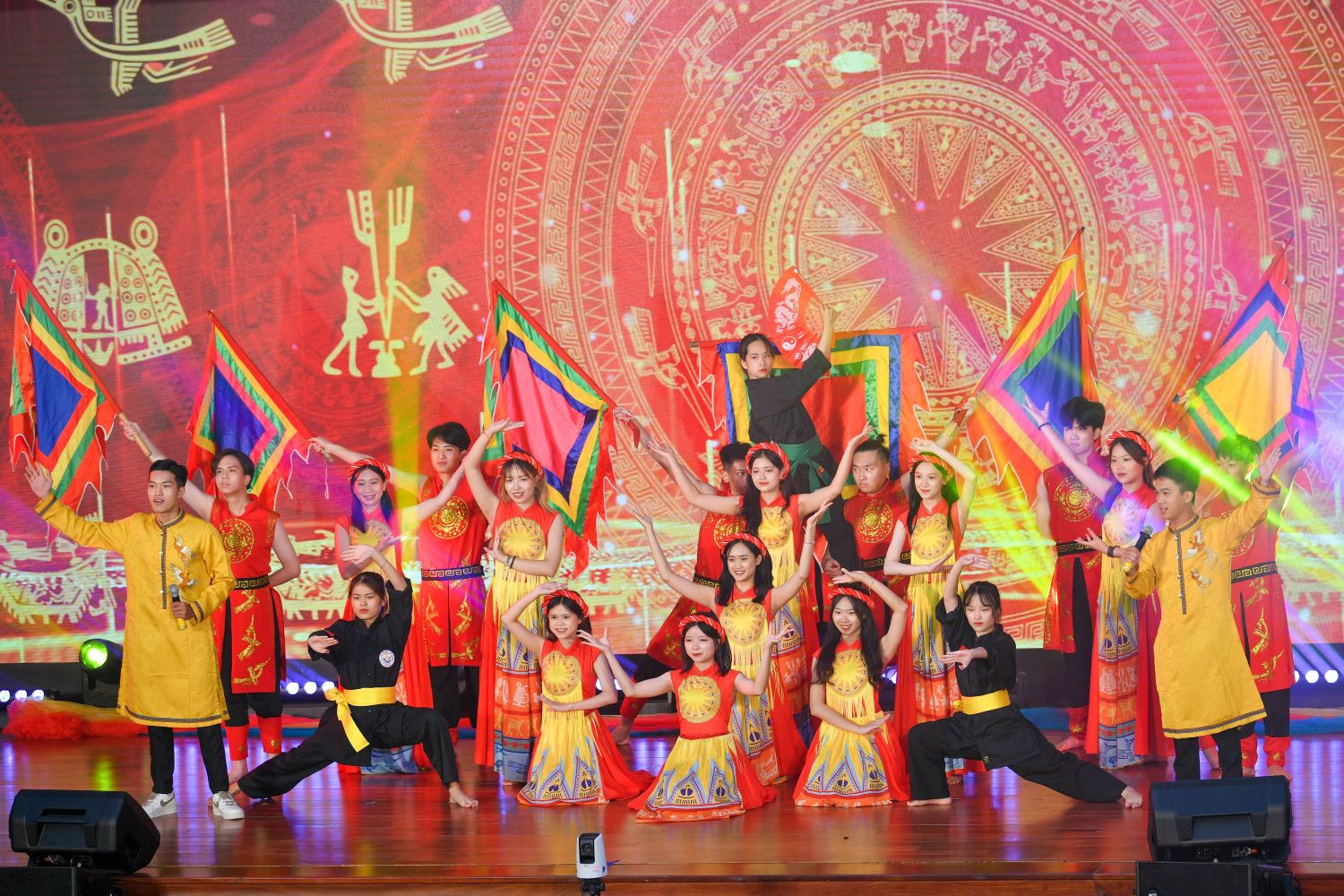 Tiết mục văn nghệ chào mừng Lễ phát động.