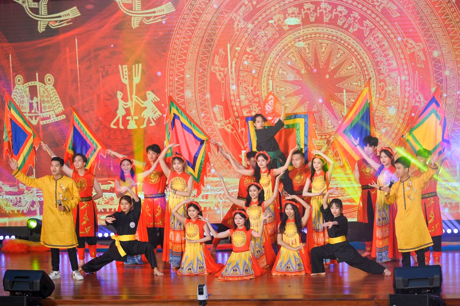 Tiết mục văn nghệ chào mừng Lễ phát động.