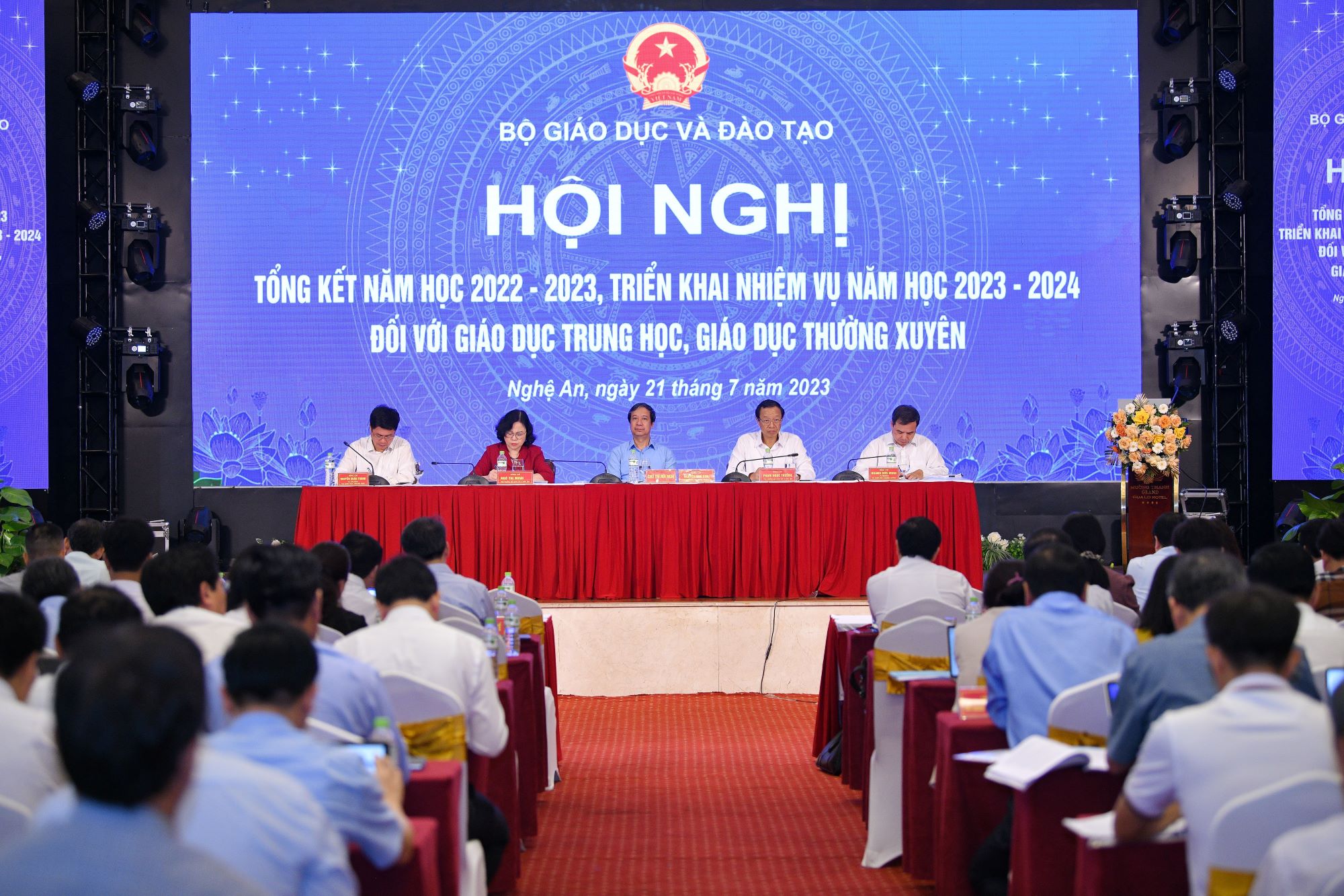 Chủ trì Hội nghị (từ phải sang trái): Vụ trưởng Vụ Giáo dục thường xuyên Hoàng Đức Minh, Thứ trưởng Phạm Ngọc Thưởng, Bộ trưởng Nguyễn Kim Sơn, Thứ trưởng Ngô Thị Minh, Vụ trưởng Vụ Giáo dục Trung học Nguyễn Xuân Thành. Chủ trì Hội nghị (từ phải sang trái): Vụ trưởng Vụ Giáo dục thường xuyên Hoàng Đức Minh, Thứ trưởng Phạm Ngọc Thưởng, Bộ trưởng Nguyễn Kim Sơn, Thứ trưởng Ngô Thị Minh, Vụ trưởng Vụ Giáo dục Trung học Nguyễn Xuân Thành.