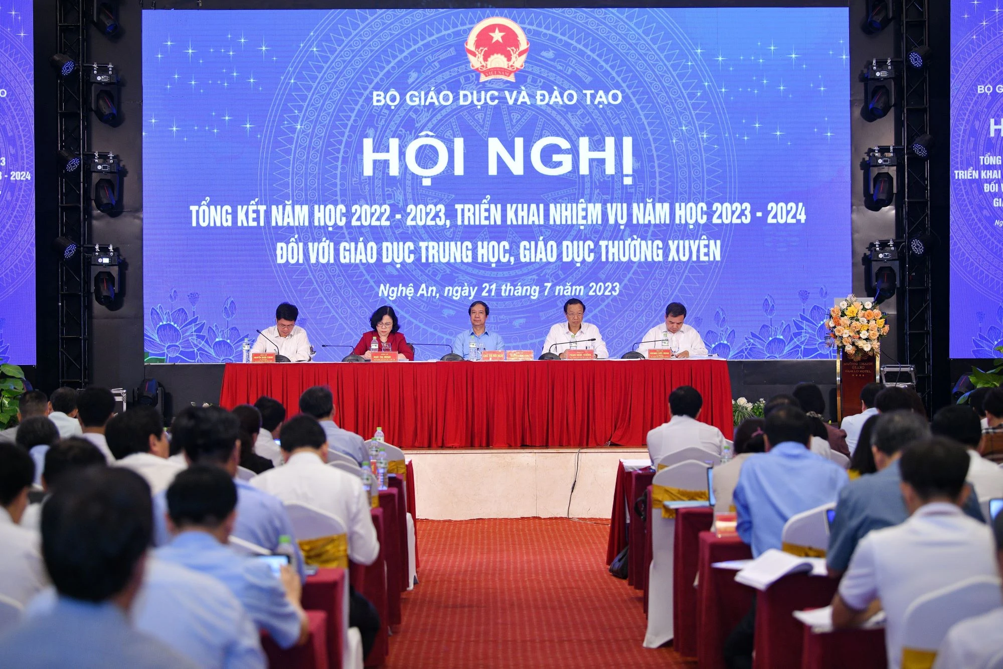 Chủ trì Hội nghị (từ phải sang trái): Vụ trưởng Vụ Giáo dục thường xuyên Hoàng Đức Minh, Thứ trưởng Phạm Ngọc Thưởng, Bộ trưởng Nguyễn Kim Sơn, Thứ trưởng Ngô Thị Minh, Vụ trưởng Vụ Giáo dục Trung học Nguyễn Xuân Thành.