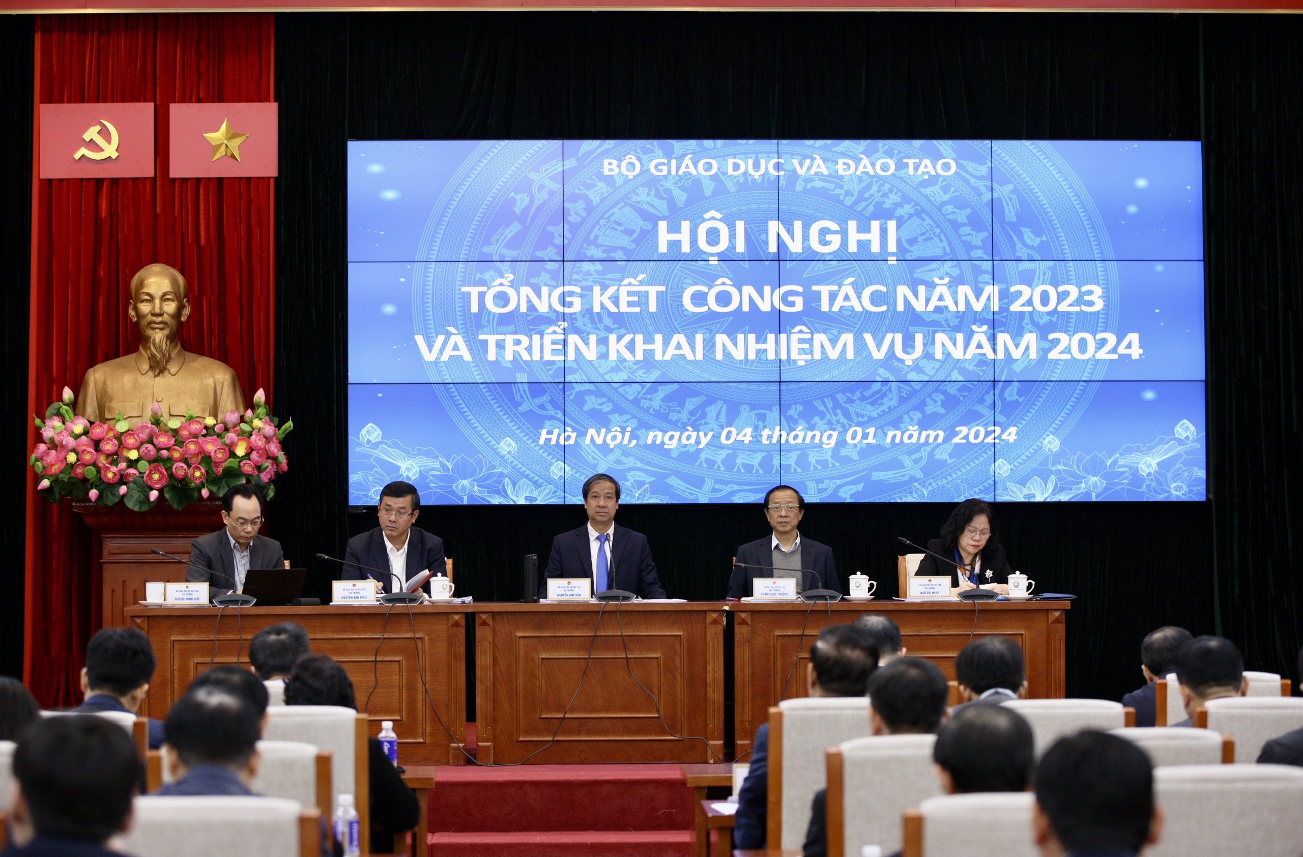 Chủ trì Hội nghị (từ phải qua trái): Thứ trưởng Ngô Thị Minh, Thứ trưởng Phạm Ngọc Thưởng, Bộ trưởng Nguyễn Kim Sơn, Thứ trưởng Nguyễn Văn Phúc, Thứ trưởng Hoàng Minh Sơn. Chủ trì Hội nghị (từ phải qua trái): Thứ trưởng Ngô Thị Minh, Thứ trưởng Phạm Ngọc Thưởng, Bộ trưởng Nguyễn Kim Sơn, Thứ trưởng Nguyễn Văn Phúc, Thứ trưởng Hoàng Minh Sơn.