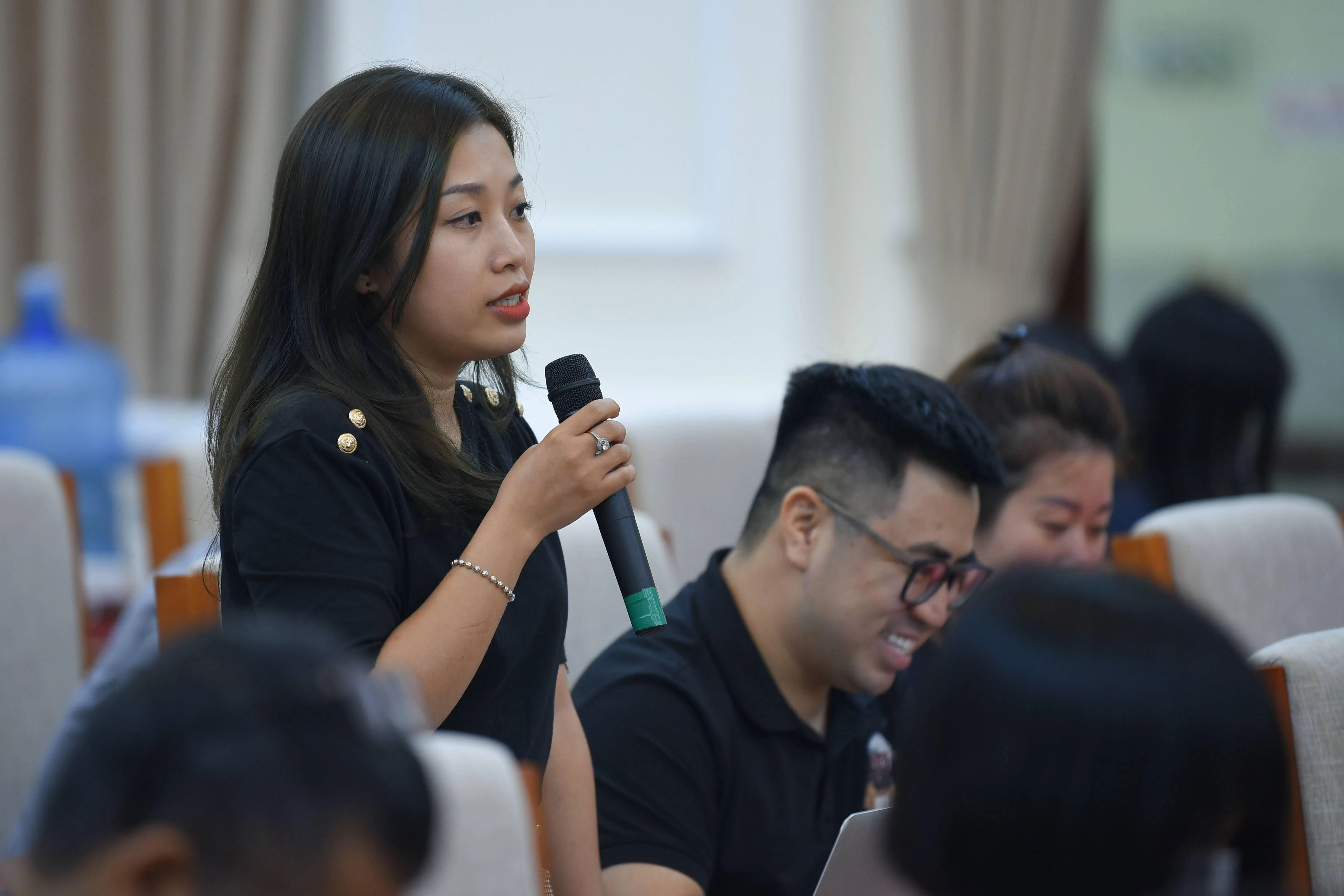 Phóng viên đặt câu hỏi tới chủ trì họp báo về những vấn đề xung quanh Giải báo chí toàn quốc “Vì sự nghiệp giáo dục Việt Nam” năm 2022.