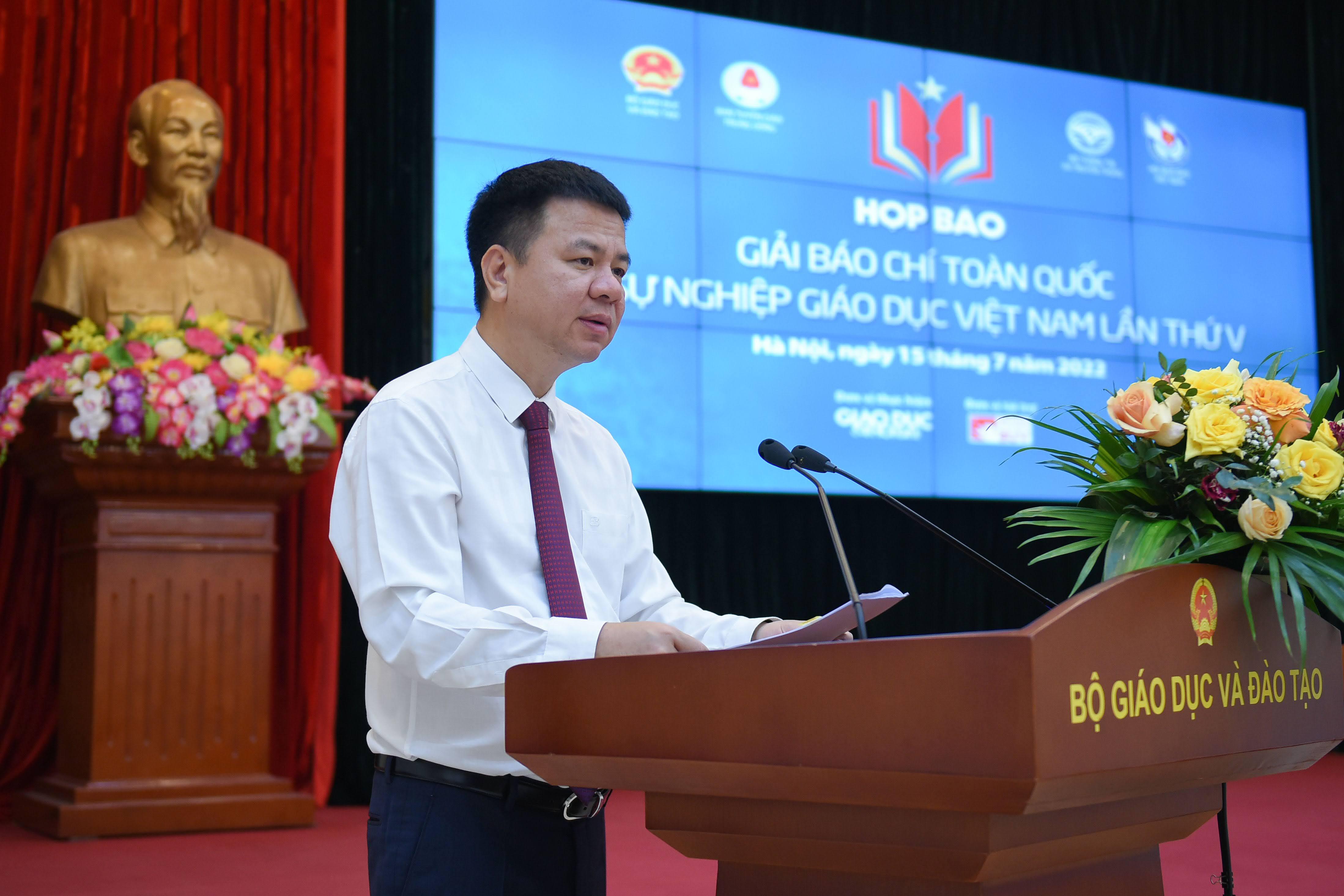 Nhà báo Triệu Ngọc Lâm, Tổng Biên tập Báo Giáo dục và Thời đại, thành viên Ban chỉ đạo, Phó trưởng ban thường trực Ban tổ chức, chia sẻ về Thể lệ Giải tại họp báo. Nhà báo Triệu Ngọc Lâm, Tổng Biên tập Báo Giáo dục và Thời đại, thành viên Ban chỉ đạo, Phó trưởng ban thường trực Ban tổ chức, chia sẻ về Thể lệ Giải tại họp báo.