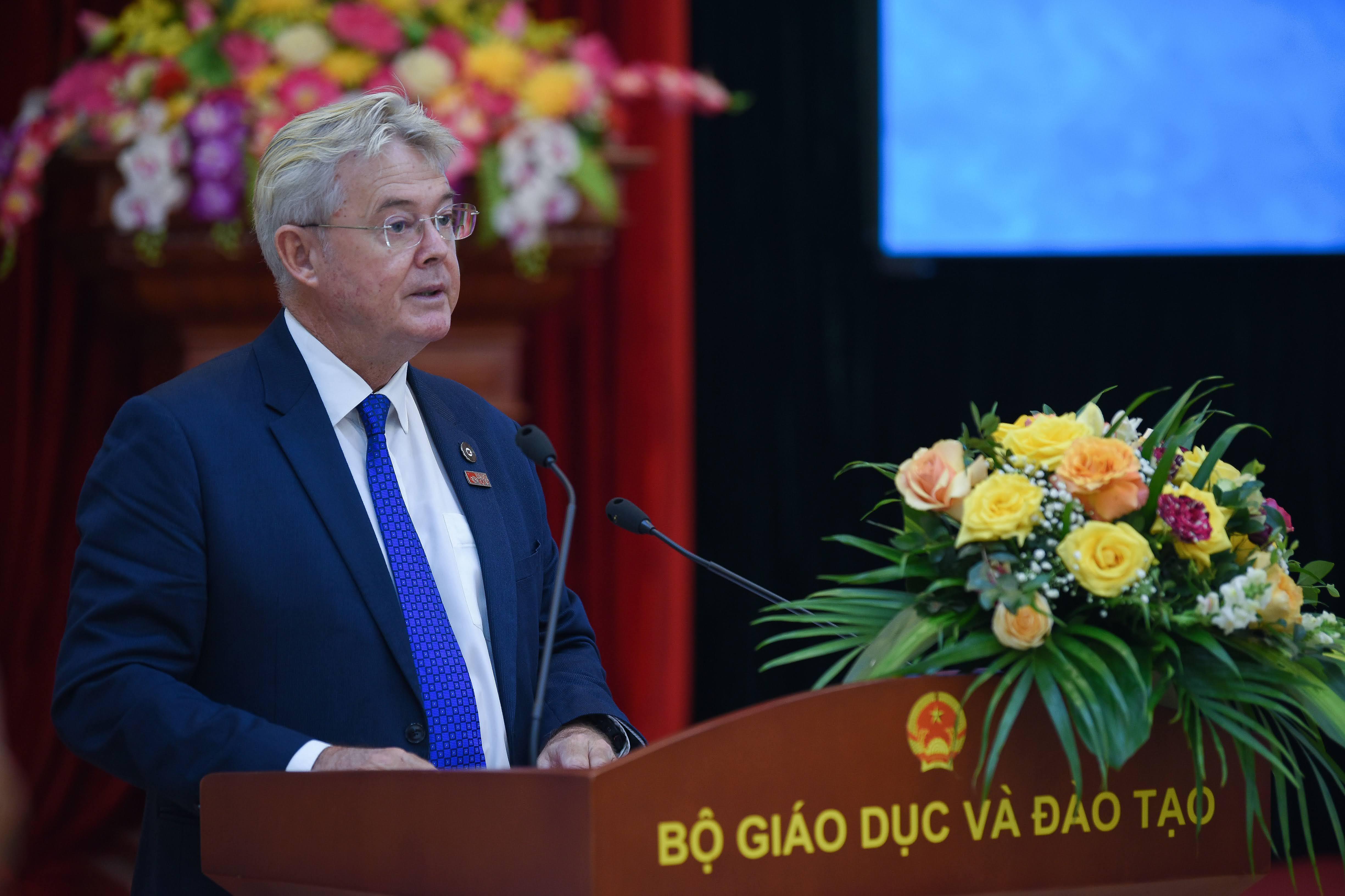 Đại diện nhà tài trợ, GS.TS Raymond Gordon - Hiệu trưởng Trường ĐH Anh Quốc Việt Nam phát biểu tại họp báo. Đại diện nhà tài trợ, GS.TS Raymond Gordon - Hiệu trưởng Trường ĐH Anh Quốc Việt Nam phát biểu tại họp báo.