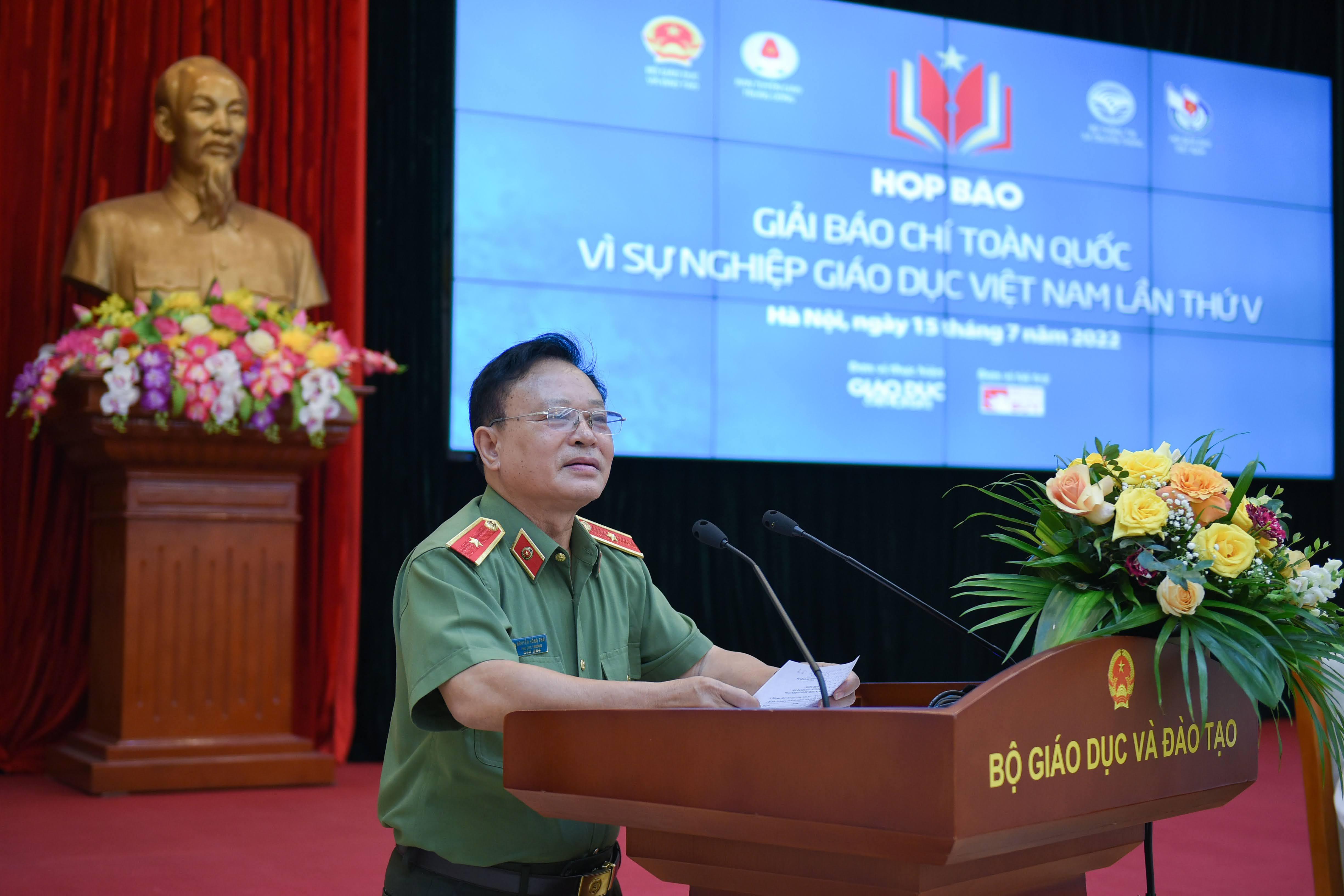 Thiếu tướng, Nhà văn Nguyễn Hồng Thái, nguyên Tổng biên tập tạp chí Công an nhân dân, Phó Chủ tịch chi hội nhà văn Bộ Công an phát biểu tại họp báo. Thiếu tướng, Nhà văn Nguyễn Hồng Thái, nguyên Tổng biên tập tạp chí Công an nhân dân, Phó Chủ tịch chi hội nhà văn Bộ Công an phát biểu tại họp báo.