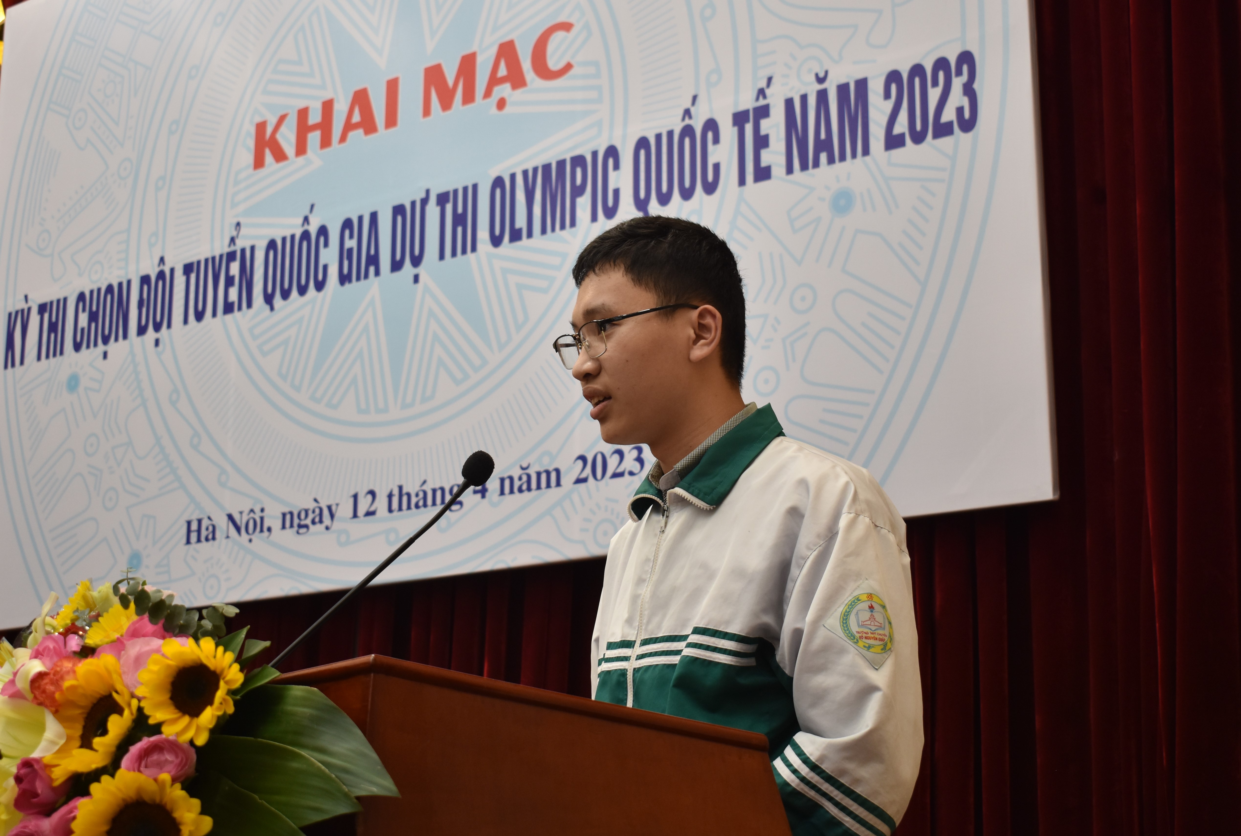 Đại diện các học sinh tham dự Kỳ thi, Phạm Gia Hưng, học sinh THPT chuyên Võ Nguyên Giáp (Quảng Bình) phát biểu tại buổi lễ.