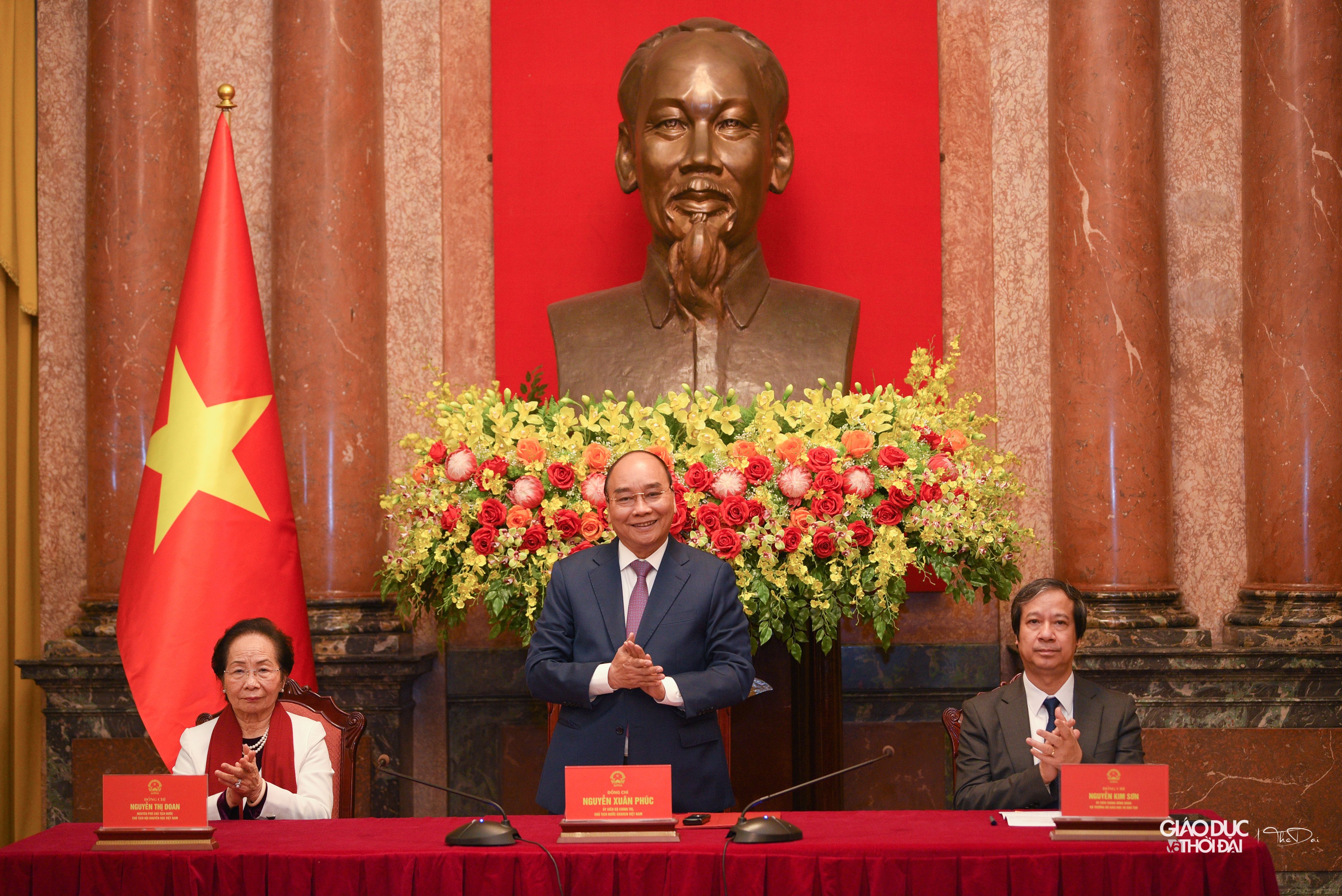 Từ trái qua phải ảnh: Nguyên Phó Chủ tịch nước, Chủ tịch Hội Khuyến học Việt Nam Nguyễn Thị Doan; Chủ tịch nước Nguyễn Xuân Phúc; Bộ trưởng Bộ GD&amp;ĐT Nguyễn Kim Sơn.