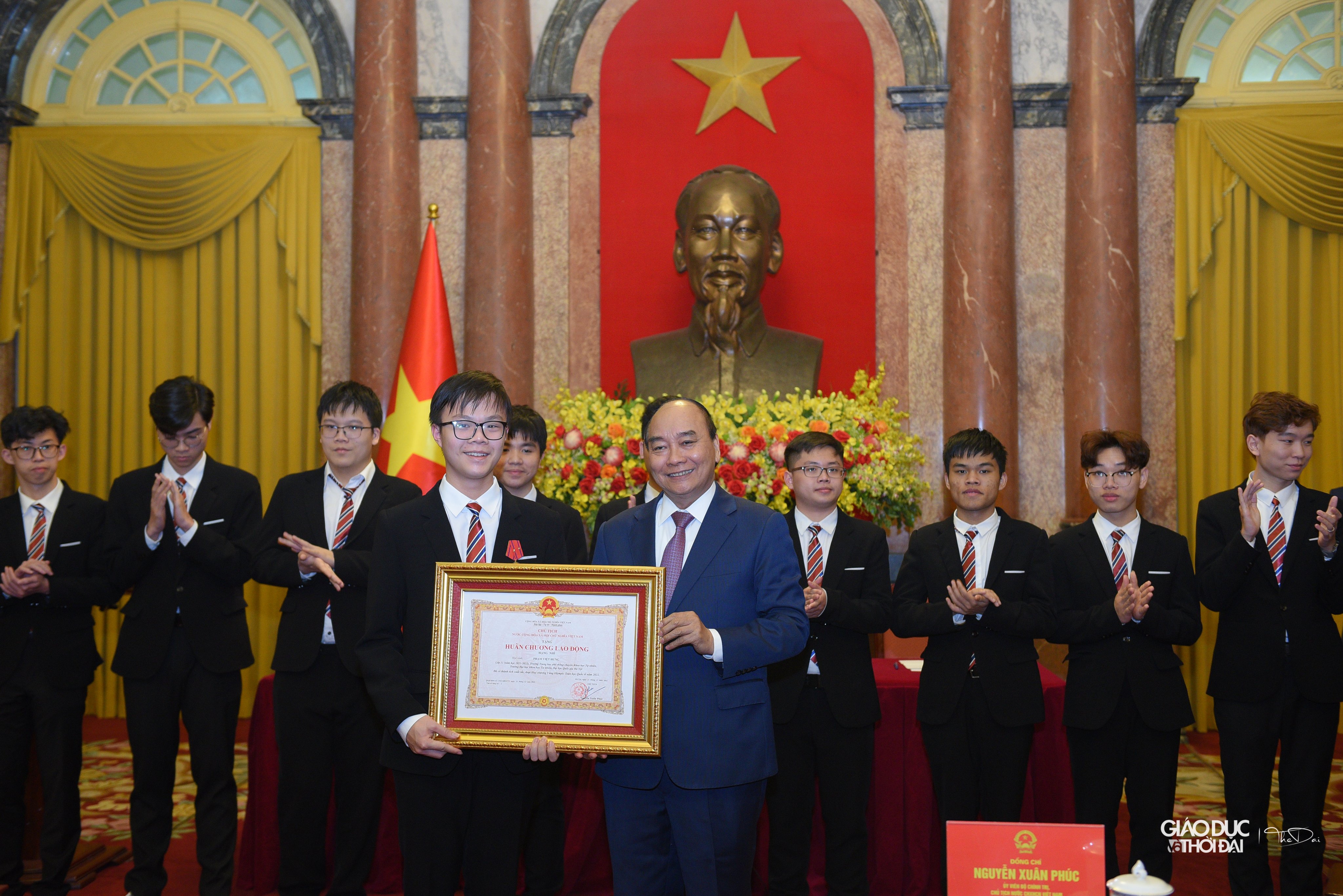 Chủ tịch nước Nguyễn Xuân Phúc trao Huân chương Lao động hạng Nhì cho các học sinh xuất sắc.