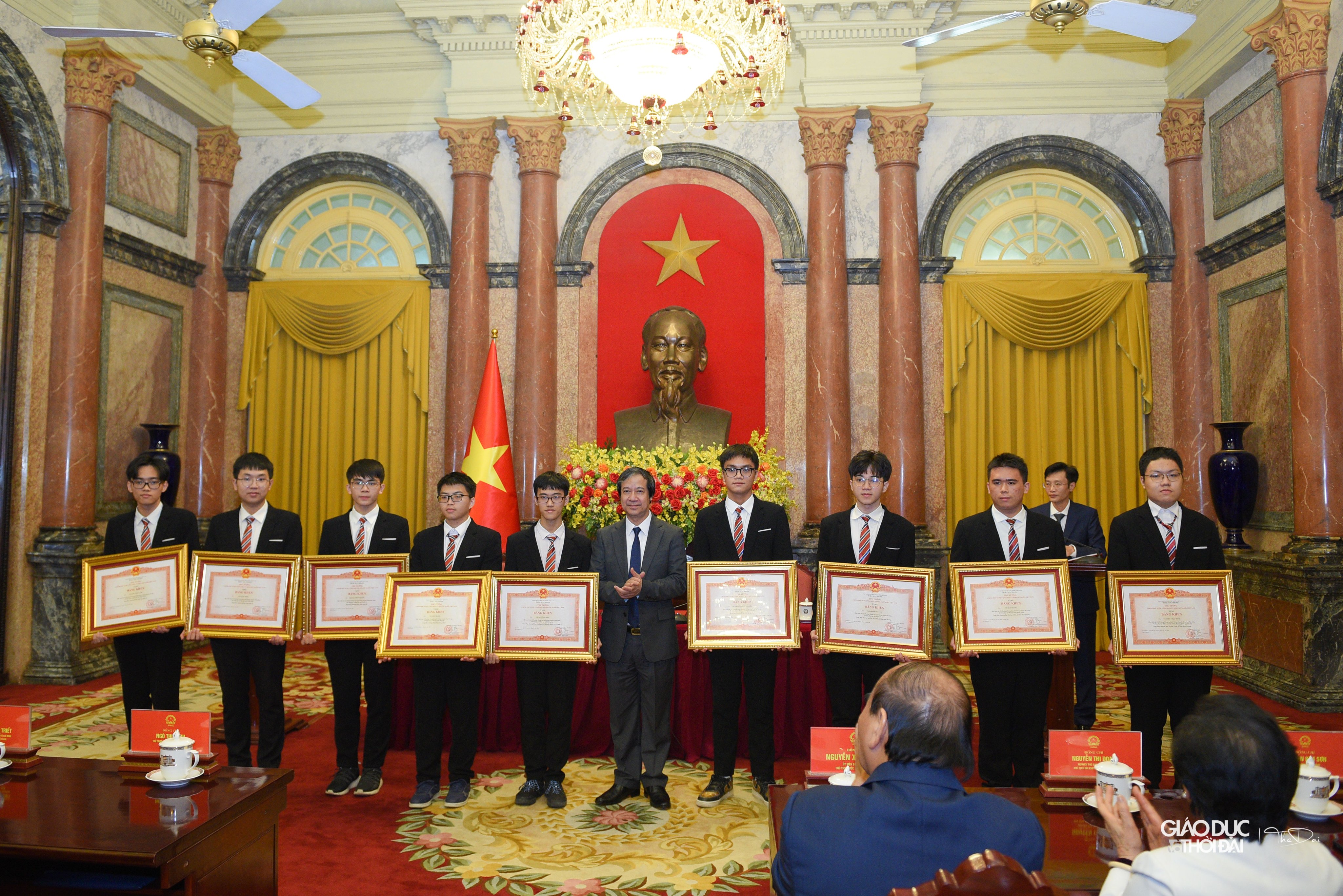 Bộ trưởng Bộ GD&amp;ĐT Nguyễn Kim Sơn trao bằng khen của Thủ tướng Chính phủ cho các học sinh.