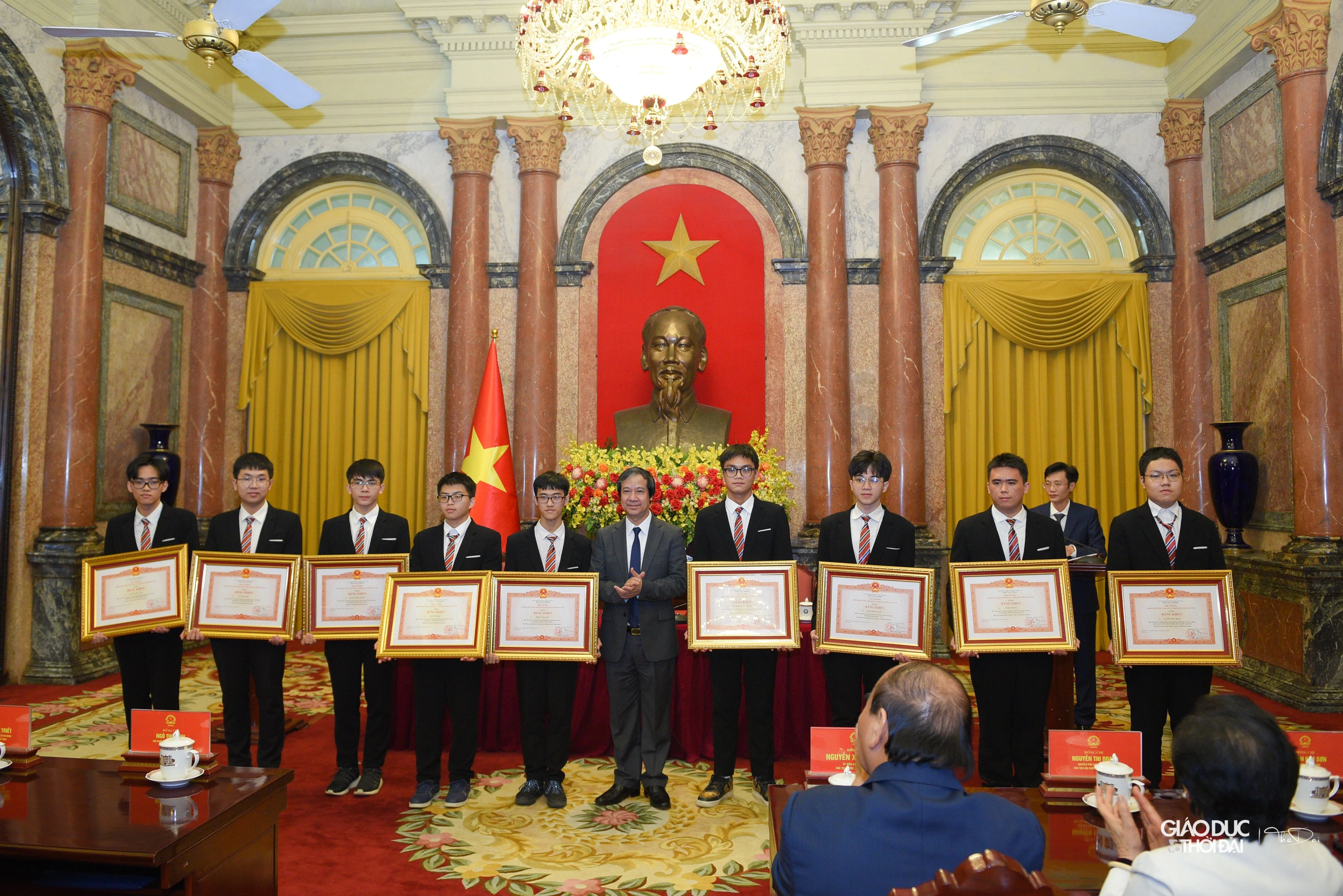 Bộ trưởng Bộ GD&ĐT Nguyễn Kim Sơn trao bằng khen của Thủ tướng Chính phủ cho các học sinh. Bộ trưởng Bộ GD&ĐT Nguyễn Kim Sơn trao bằng khen của Thủ tướng Chính phủ cho các học sinh.