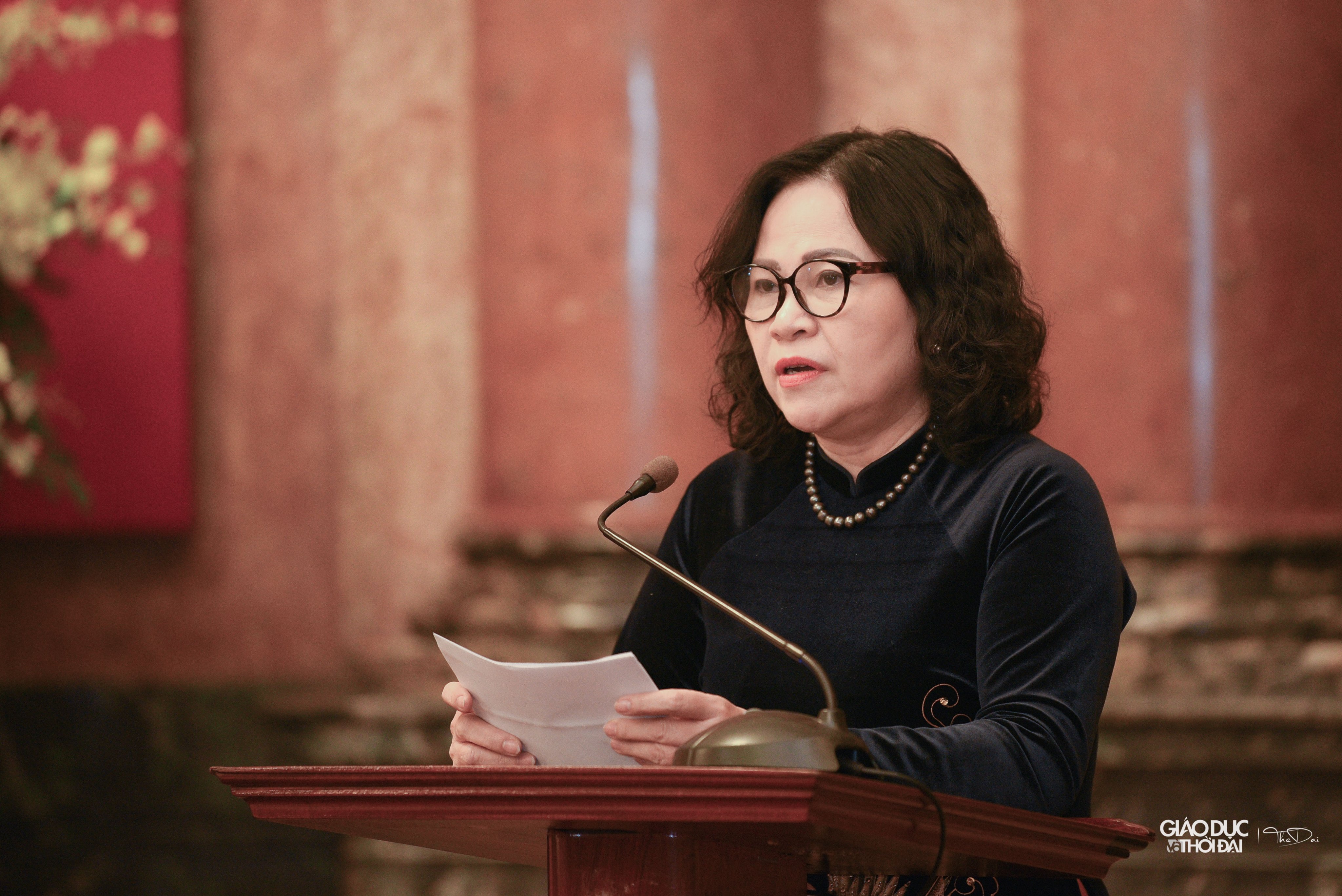 Thứ trưởng Bộ GD&amp;ĐT Ngô Thị Minh báo cáo tại buổi gặp mặt.