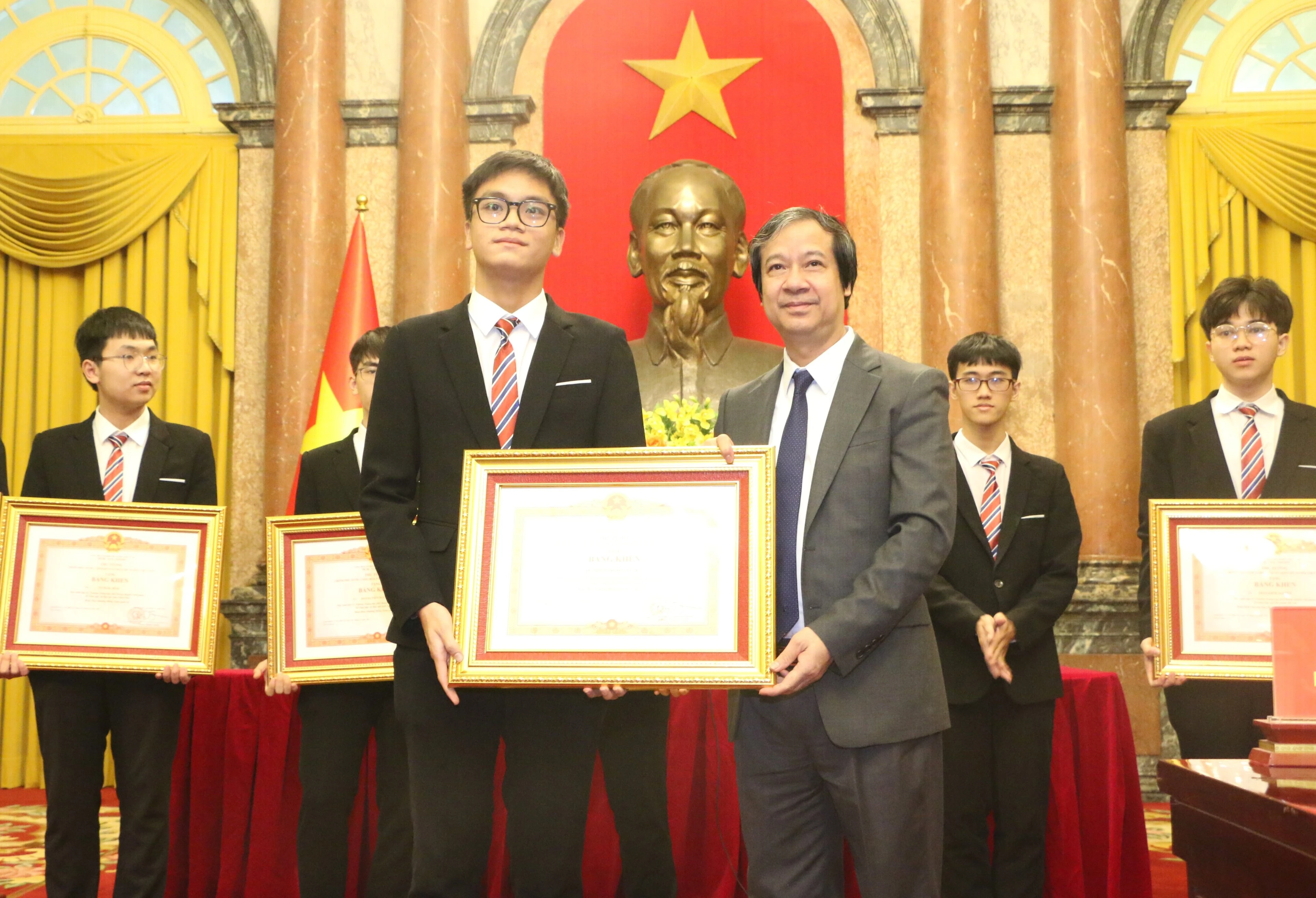 Bộ trưởng Bộ GD&ĐT Nguyễn Kim Sơn trao bằng khen của Thủ tướng Chính phủ cho các học sinh. Bộ trưởng Bộ GD&ĐT Nguyễn Kim Sơn trao bằng khen của Thủ tướng Chính phủ cho các học sinh.