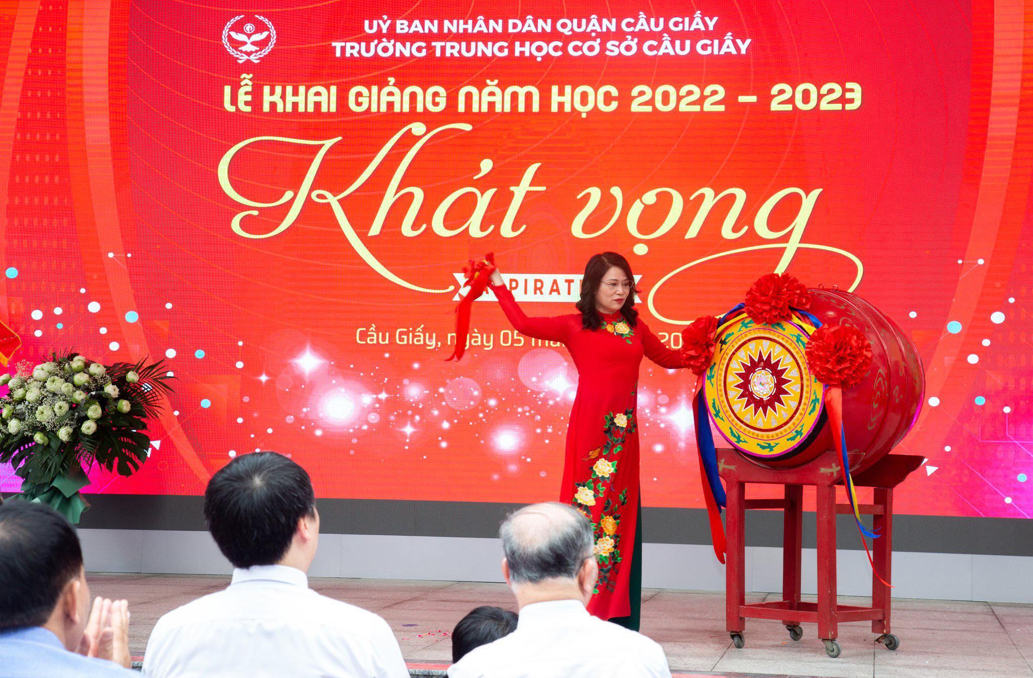 Cô Lê Kim Anh, Hiệu trưởng Trường THCS Cầu Giấy (Hà Nội) đánh trống khai trường. Cô Lê Kim Anh, Hiệu trưởng Trường THCS Cầu Giấy (Hà Nội) đánh trống khai trường.