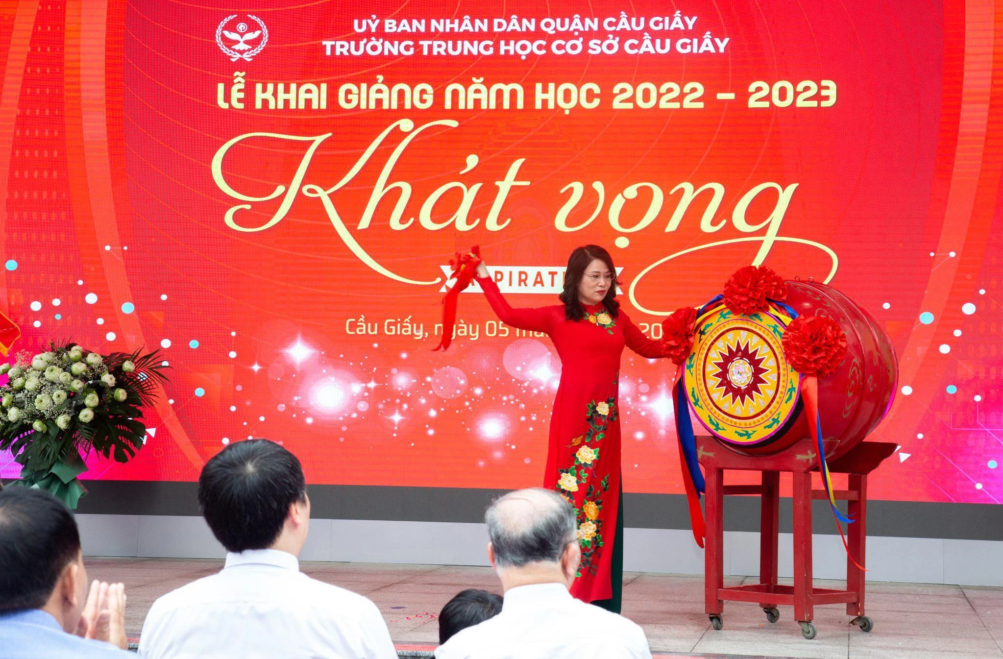 Cô Lê Kim Anh, Hiệu trưởng Trường THCS Cầu Giấy (Hà Nội) đánh trống khai trường.