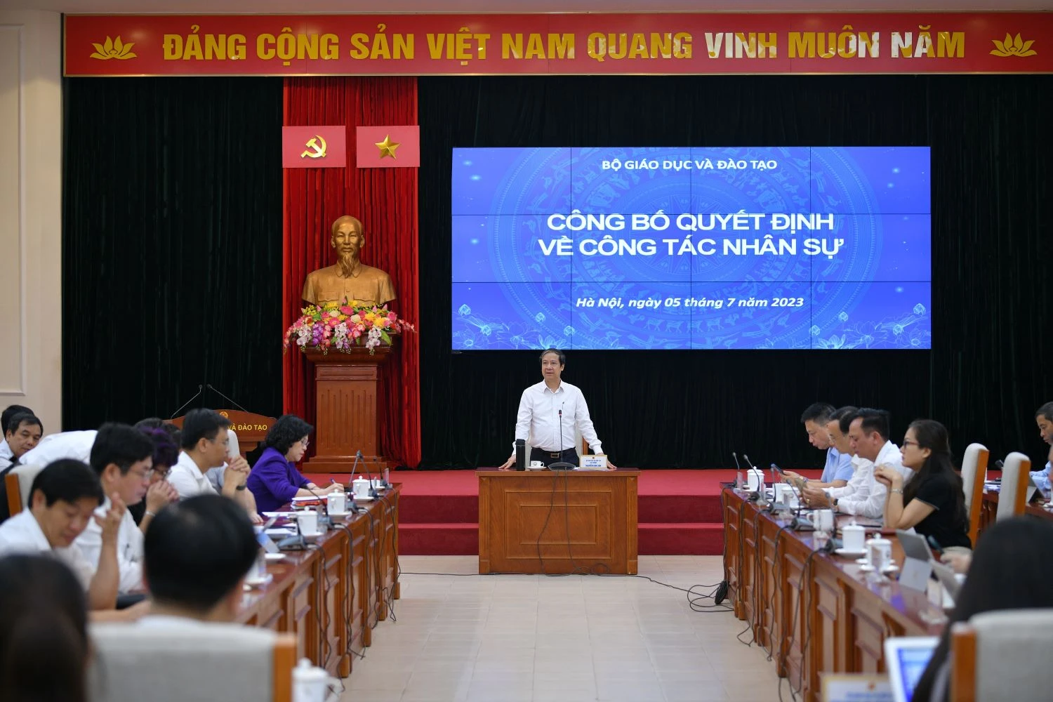 Trong sáng 5/7, Bộ GD&ĐT cũng công bố một số quyết định về công tác nhân sự. Trong sáng 5/7, Bộ GD&ĐT cũng công bố một số quyết định về công tác nhân sự.