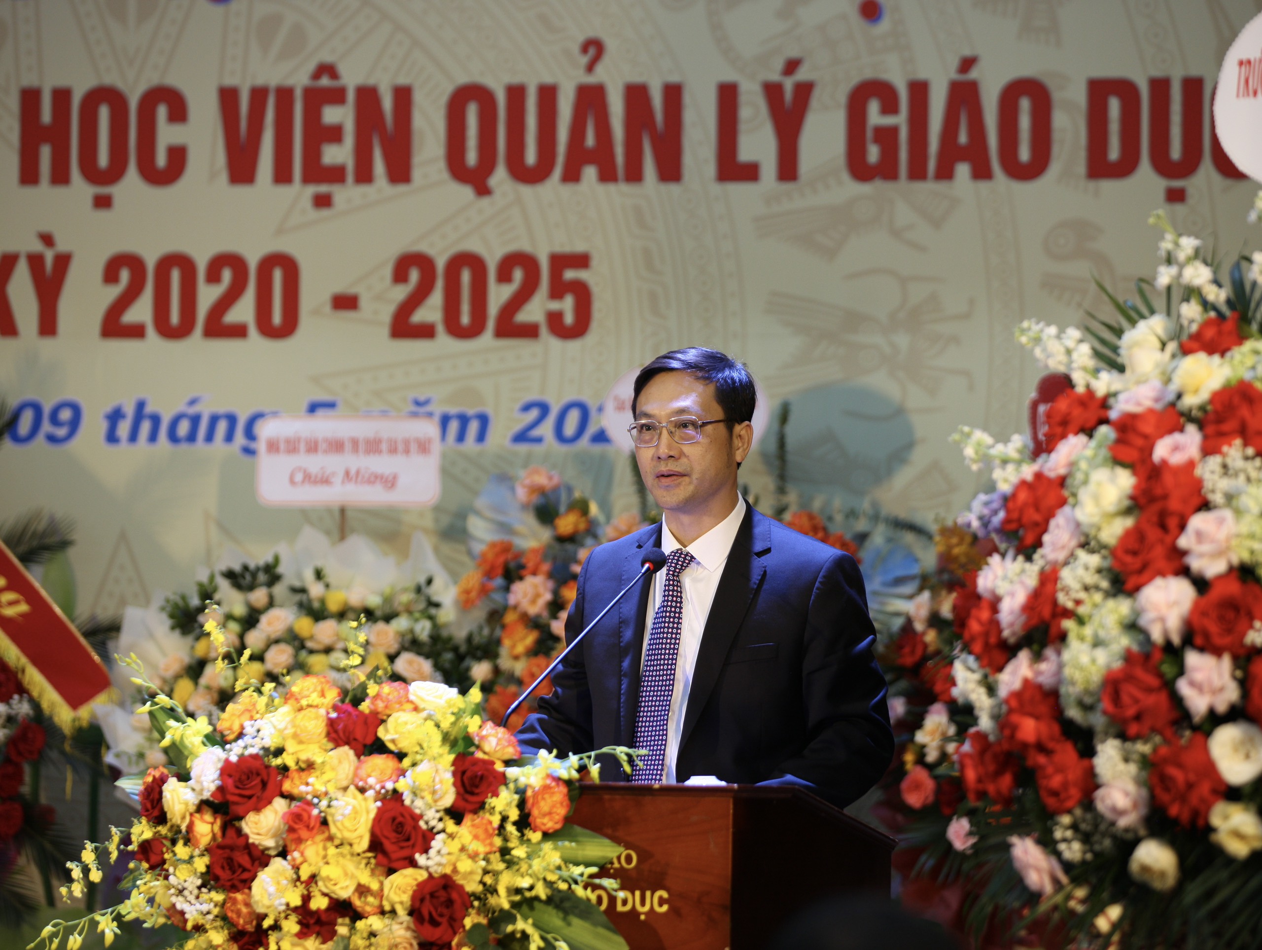 PGS.TS Phạm Văn Thuần phát biểu nhận nhiệm vụ. PGS.TS Phạm Văn Thuần phát biểu nhận nhiệm vụ.