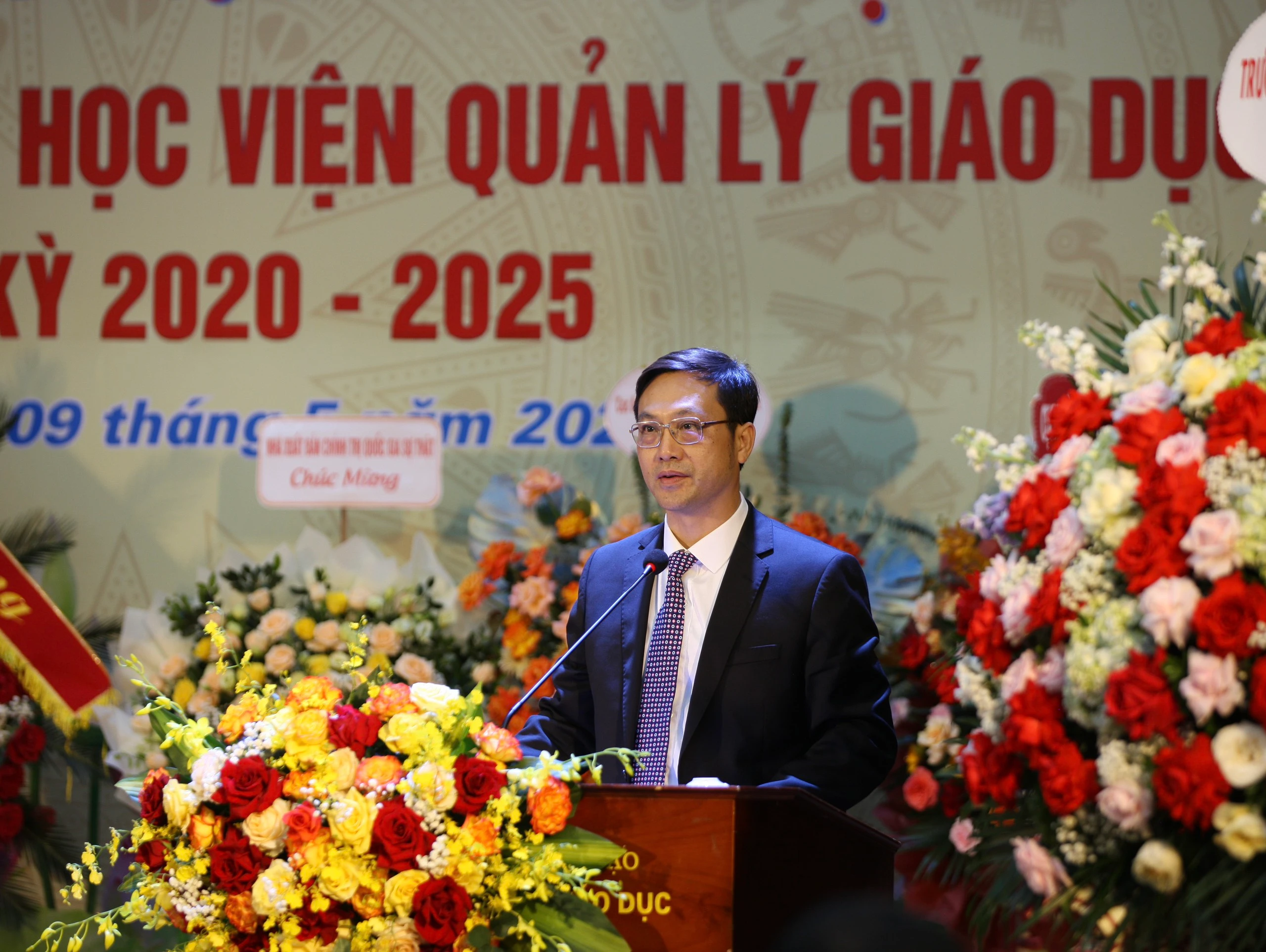 PGS.TS Phạm Văn Thuần phát biểu nhận nhiệm vụ.